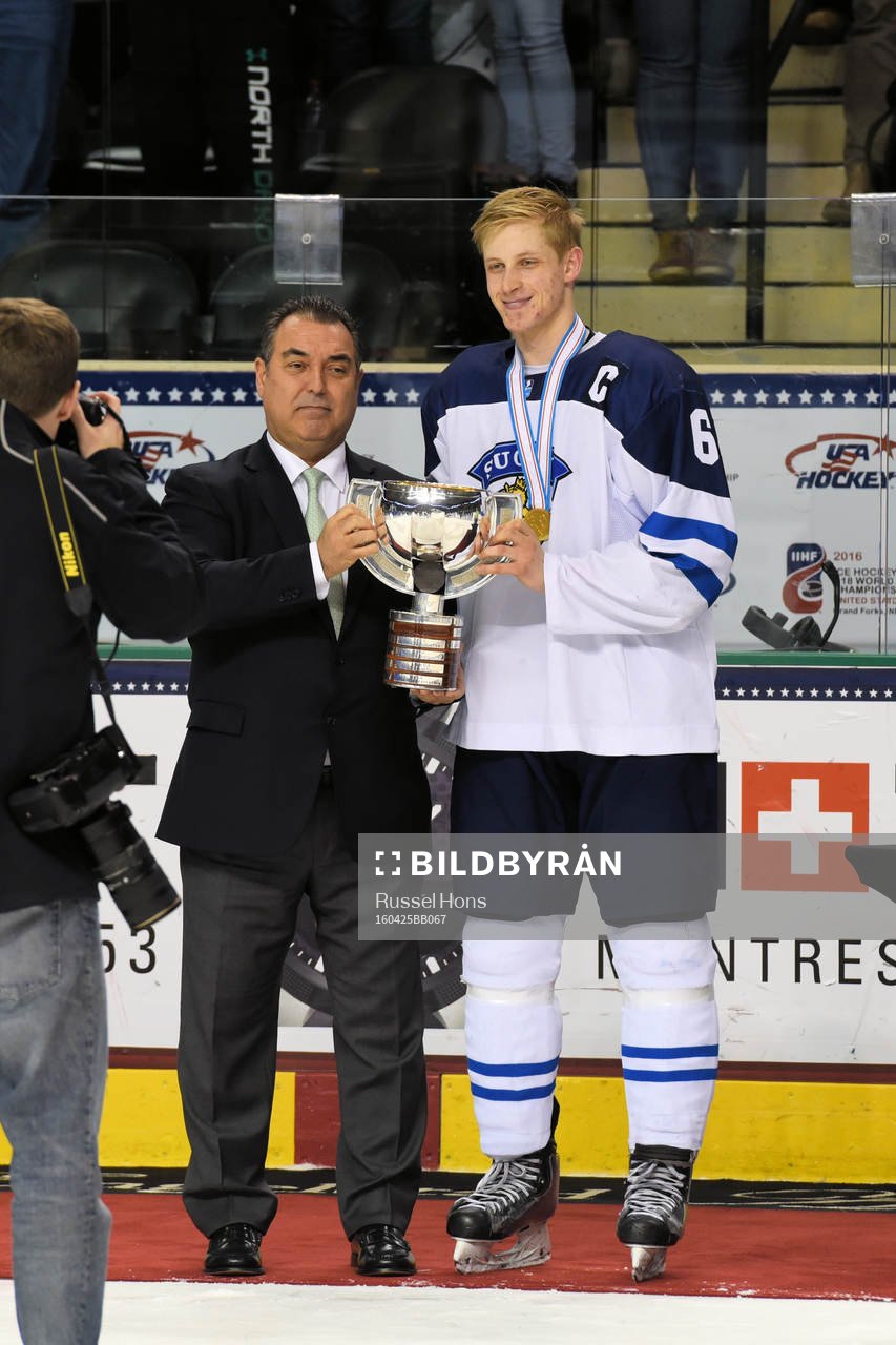 Finlands Juuso Välimäki med pokalen