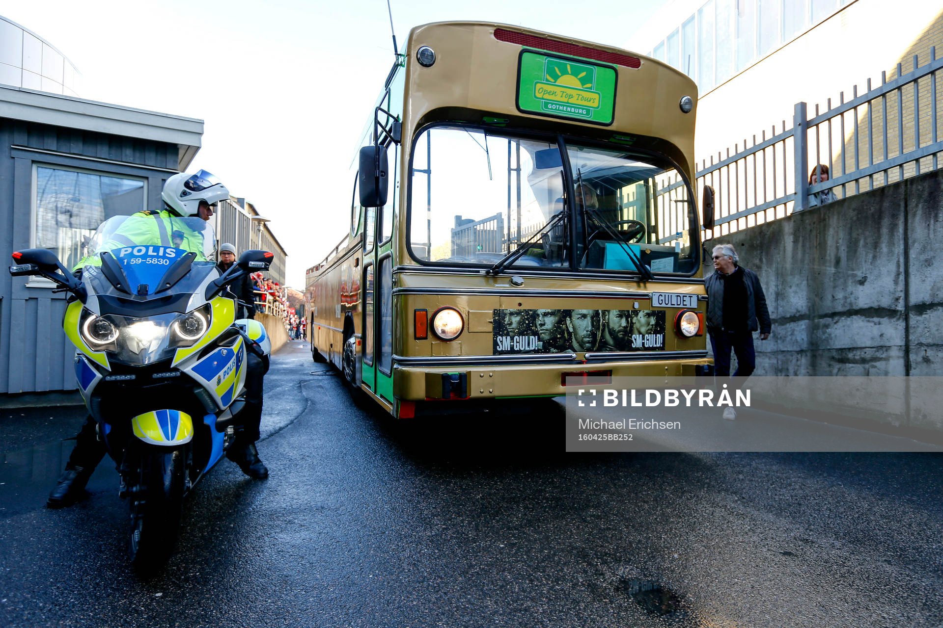 Guldbussen anländer tilll Scandinavium