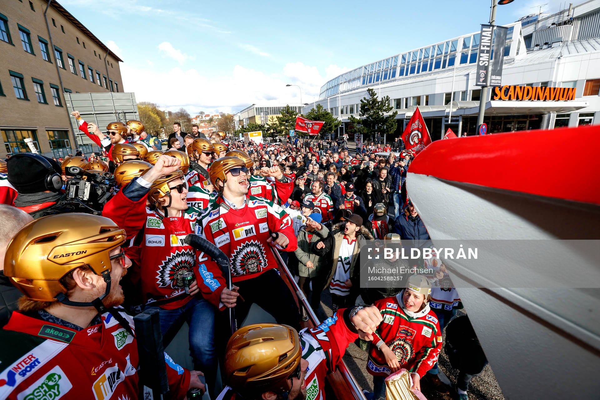 Frölunda spelarna på Guldbussen utanför Scandinavium