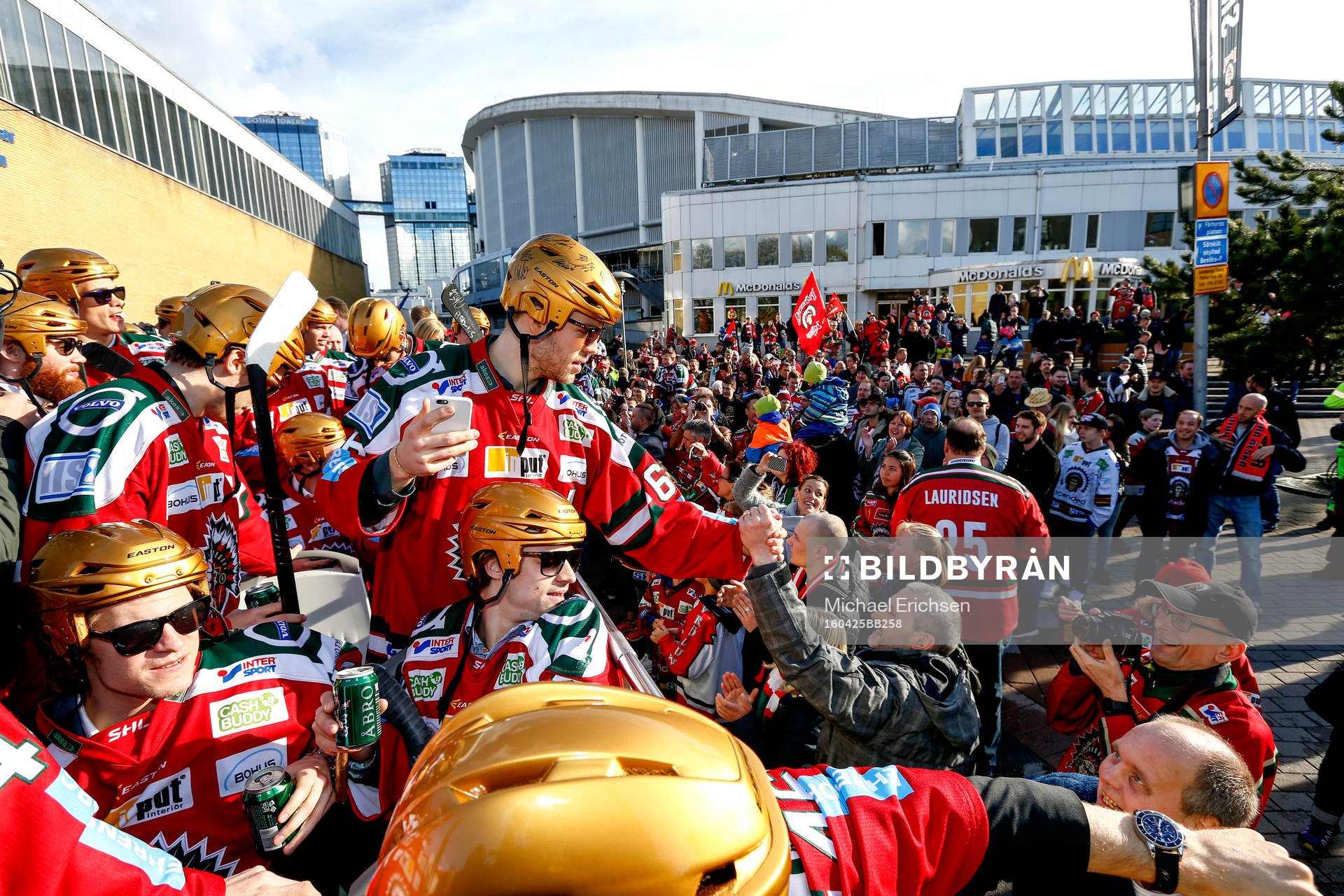 Frölunda spelarna på Guldbussen utanför Scandinavium