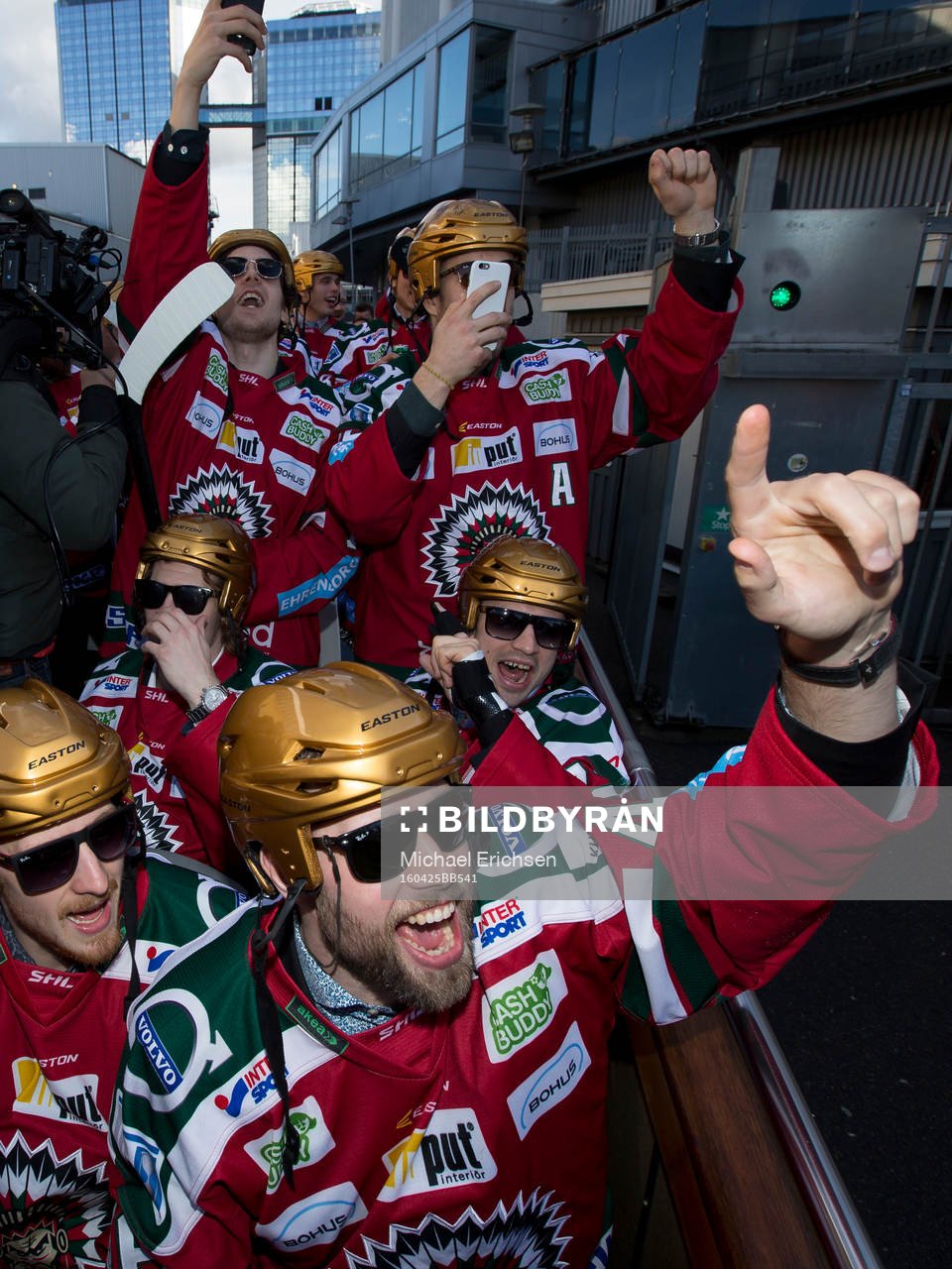 Frölunda i guldbussen, längst fram fr.v. Pontus