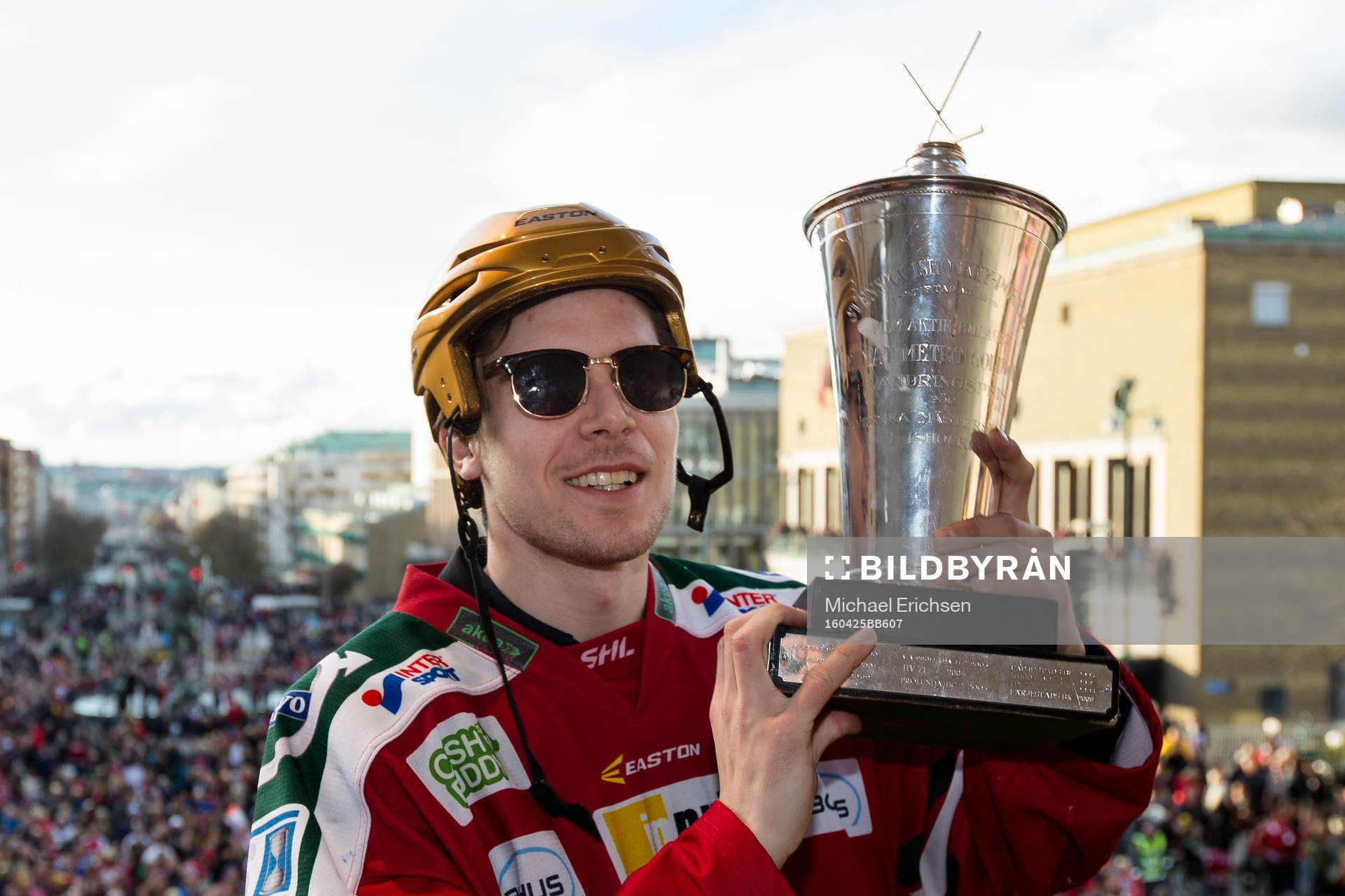 Frölundas Henrik Tömmernes med pokalen