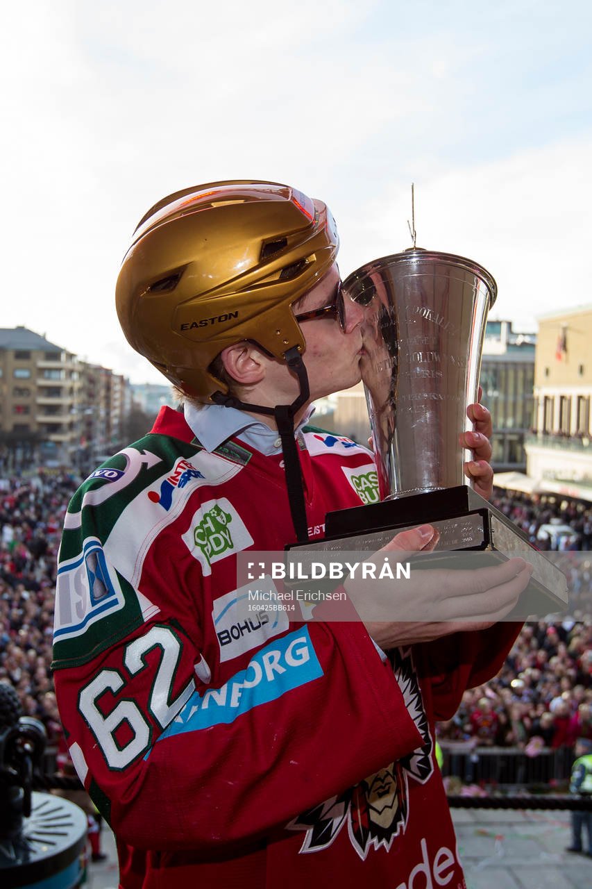 Frölundas Artturi Lehkonen med pokalen