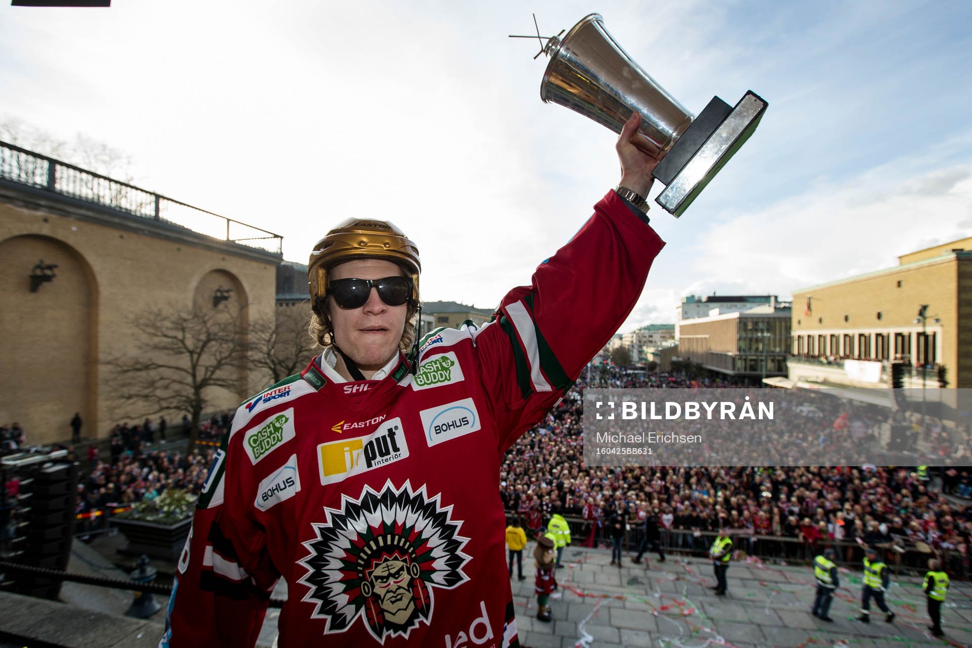 Frölundas Anton Axelsson med pokalen