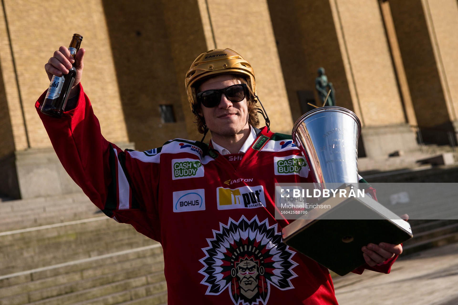 Frölundas Anton Axelsson med pokalen