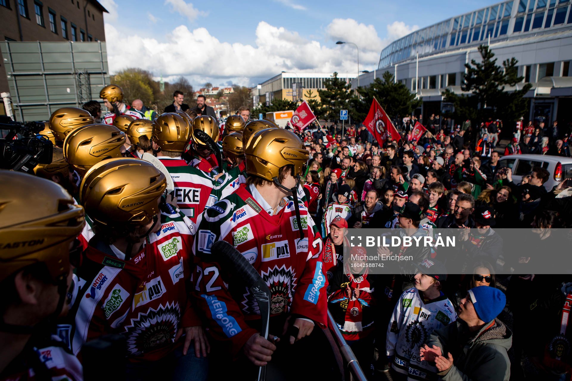 Frölunda på guldbussen utanför Scandinavium