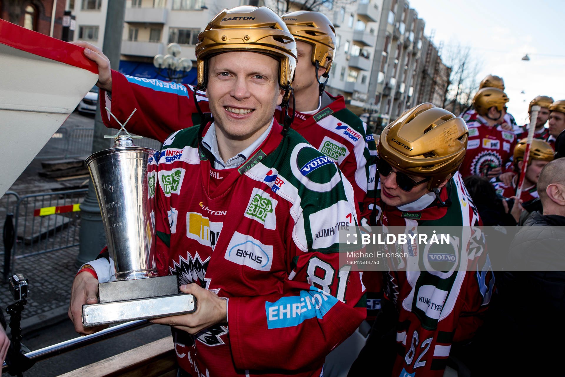 Frölundas Ryan Lasch med pokalen på guldbussen