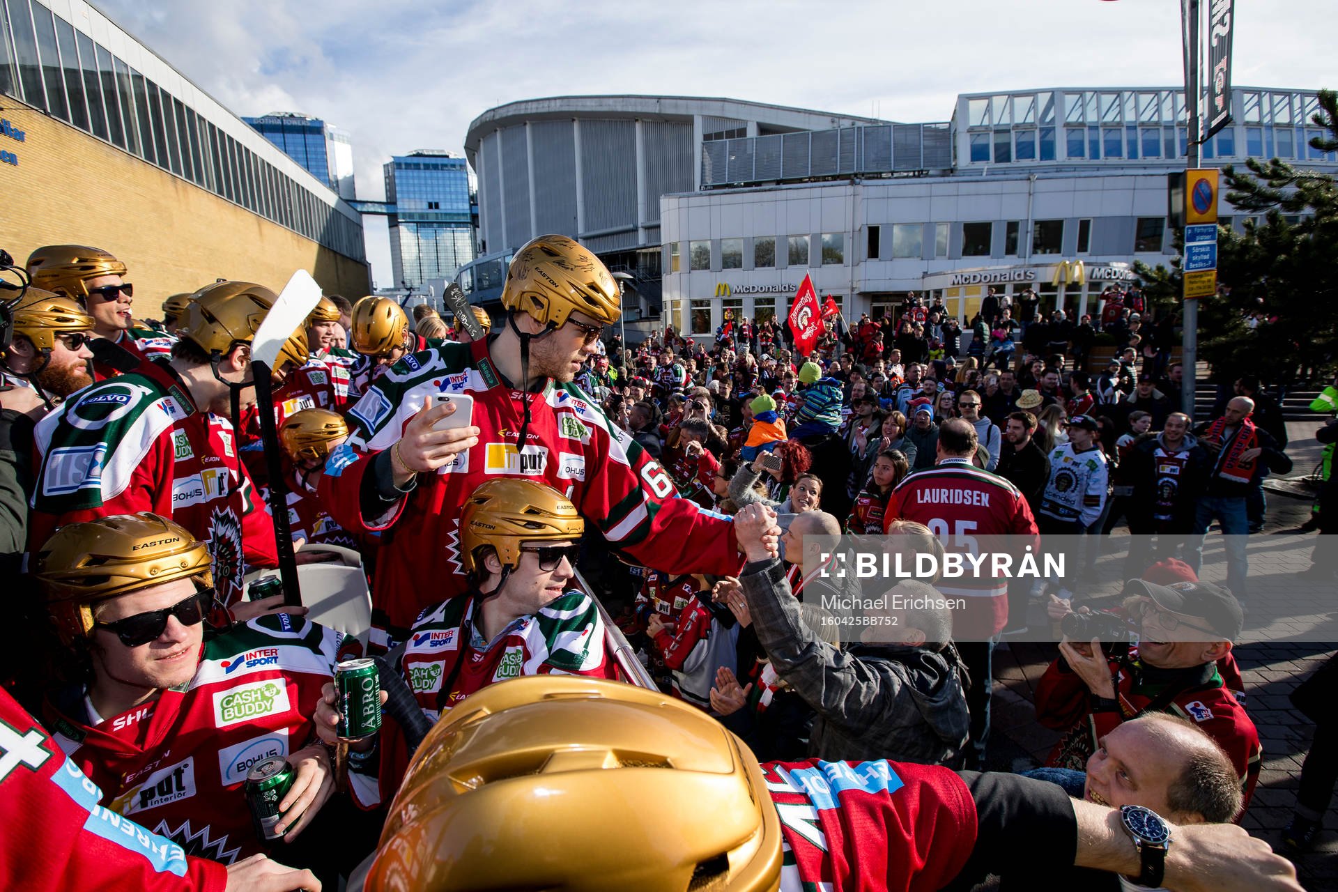 Frölunda på guldbussen utanför Scandinavium