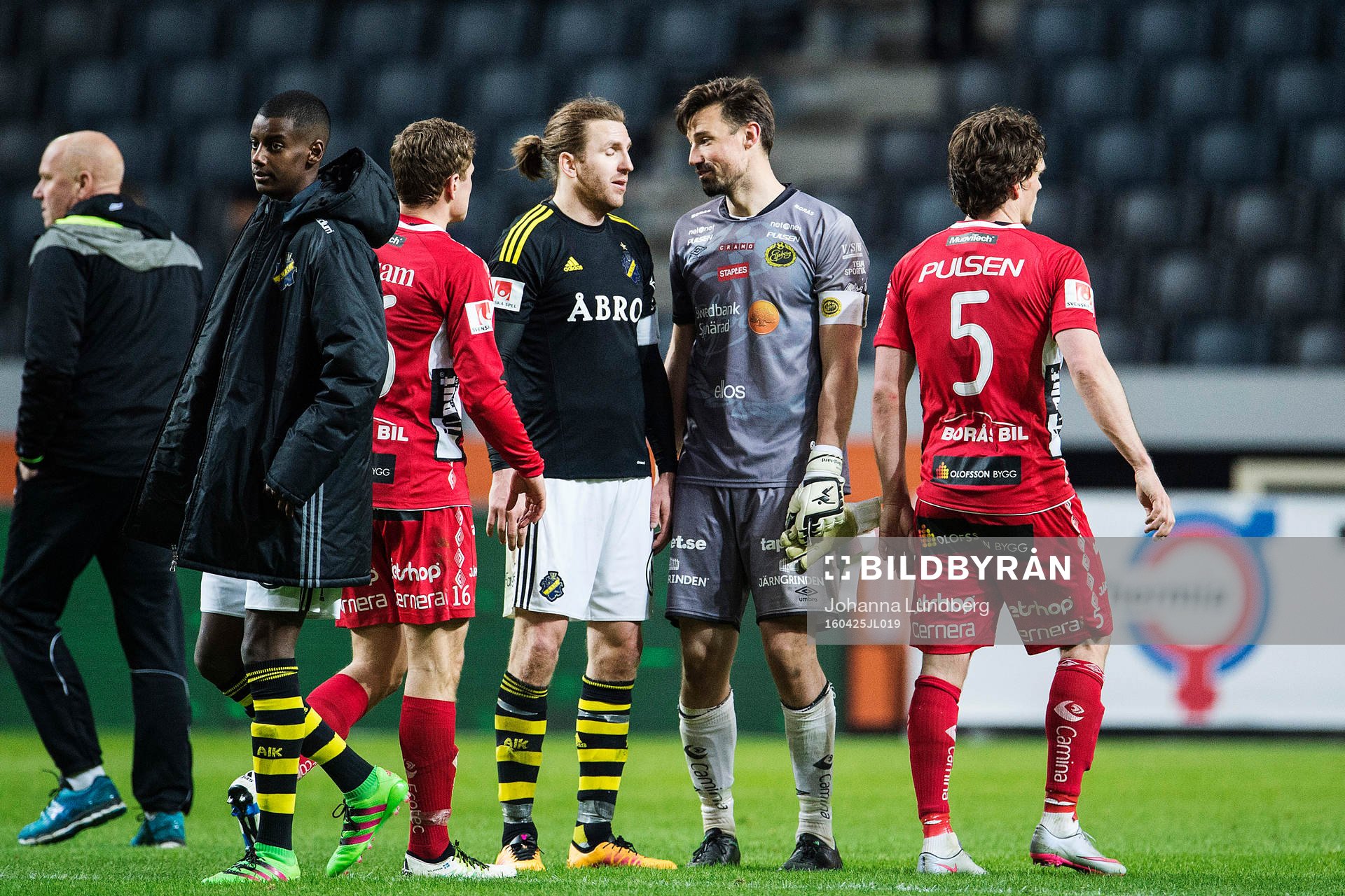 Elfsborgs målvakt Kevin Stuhr Ellegaard är framme och