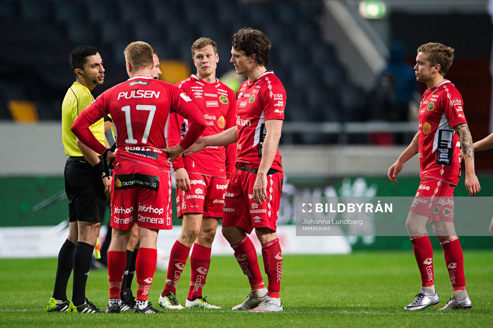 Elfsborgs spelare är framme och pratar med domare