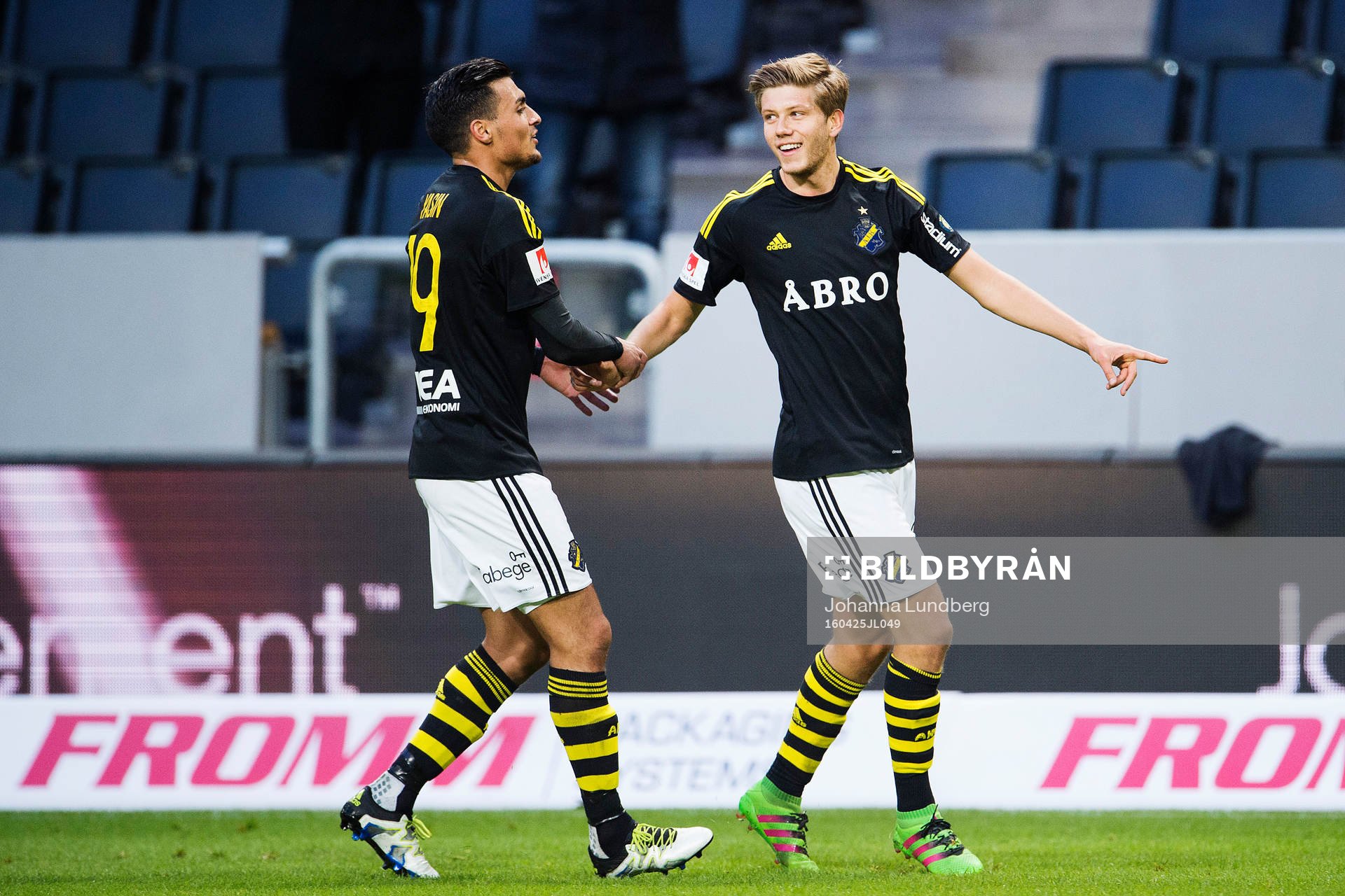 s Anton Jönsson Salétros (th) gör 2-1 och jublar med