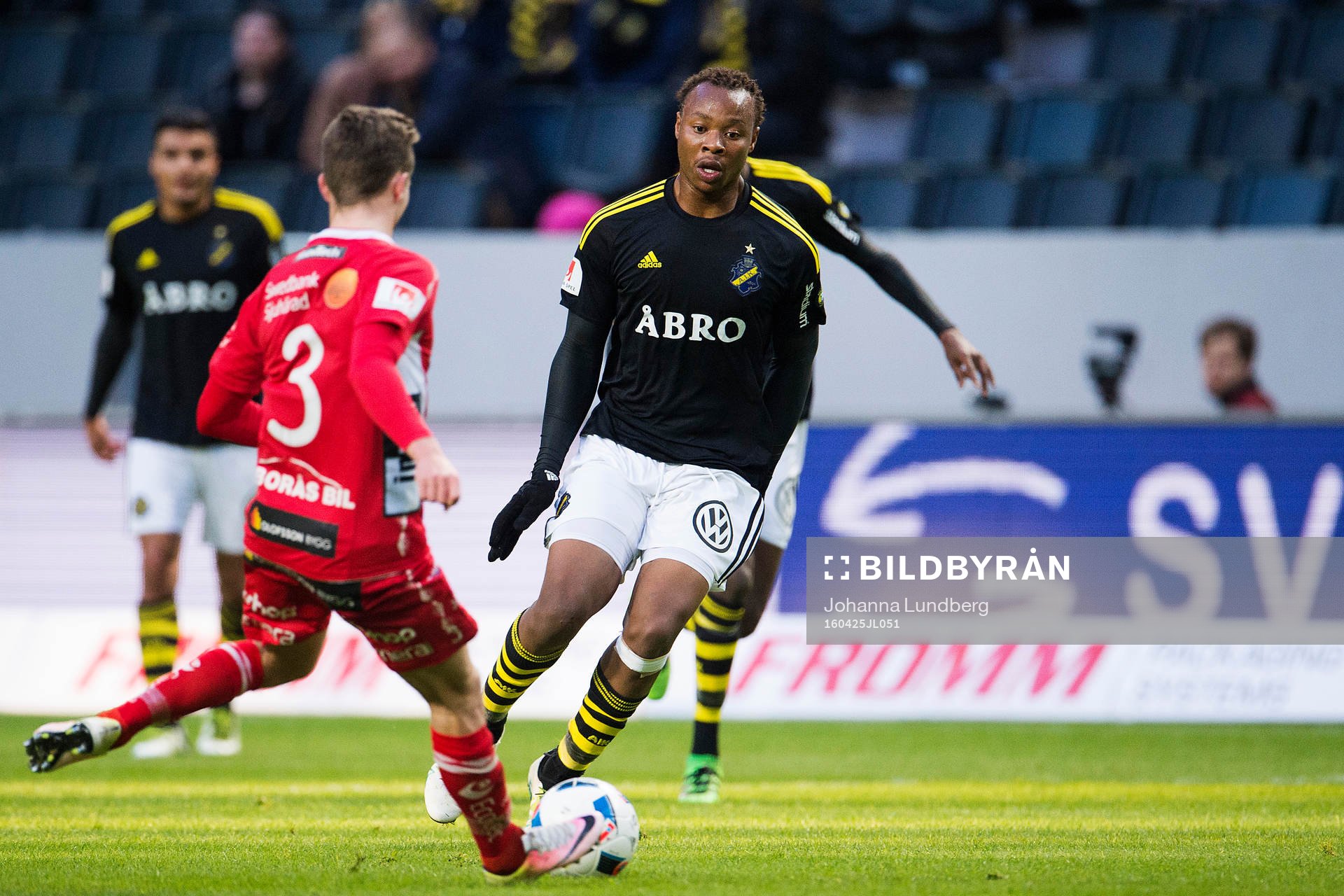 s Carlos Strandberg utmanar Elfsborgs Adam Lundqvist