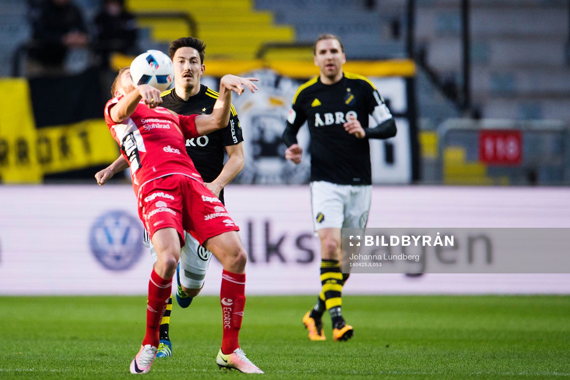 s Stefan Ishizaki ser Elfsborgs Marcus Rohdén ta ner