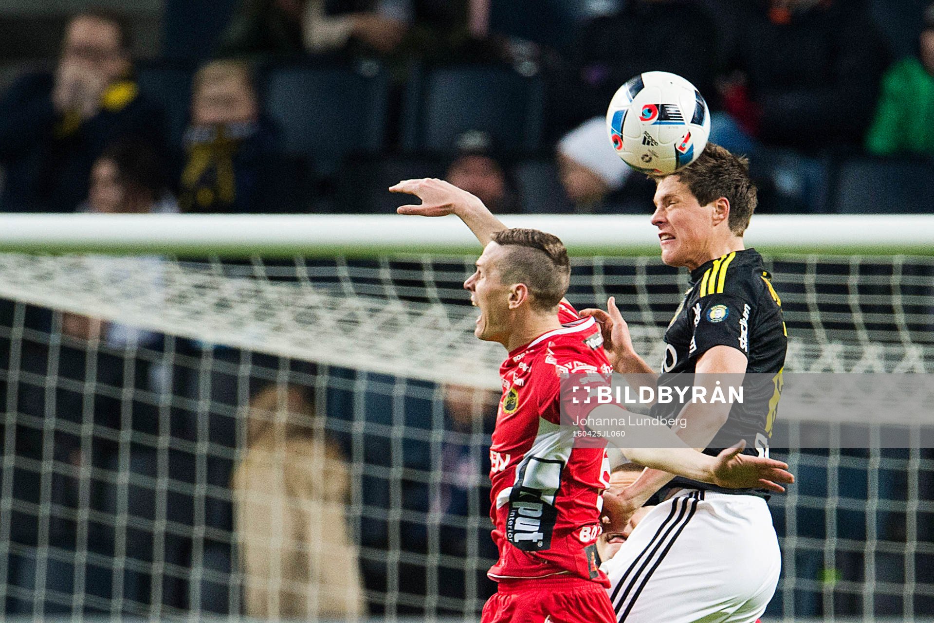 AIK:s Sauli Väisänen i en nickduell mot Elfsborgs Jon Jönsson under fotbollsmatchen i Allsvenskan mellan AIK och Elfsborg den 25 april 2016 i Stockholm.