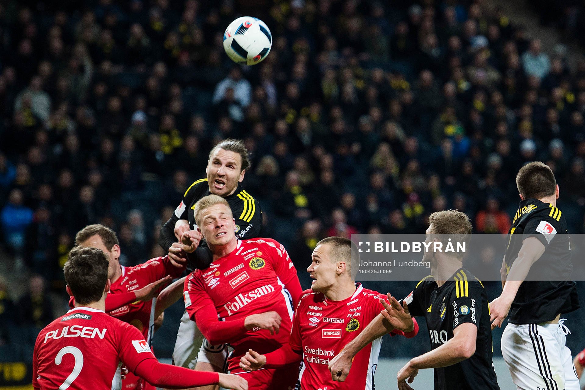s Nils-Eric Johansson i en nickduell mot Elfsborgs Per Frick