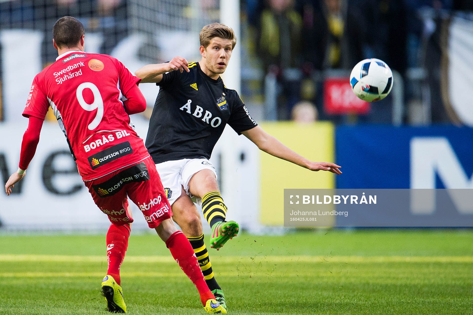 s Johan Blomberg utmanar Elfsborgs Lasse Nilsson