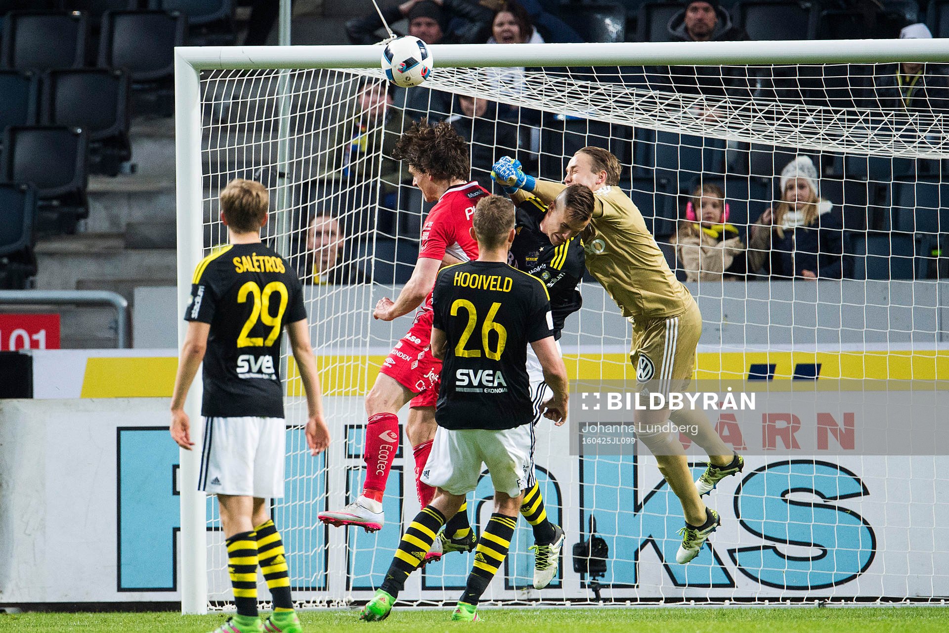 AIK:s målvakt Patrik Carlgren boxar undan bollen under fotbollsmatchen i Allsvenskan mellan AIK och Elfsborg den 25 april 2016 i Stockholm. 