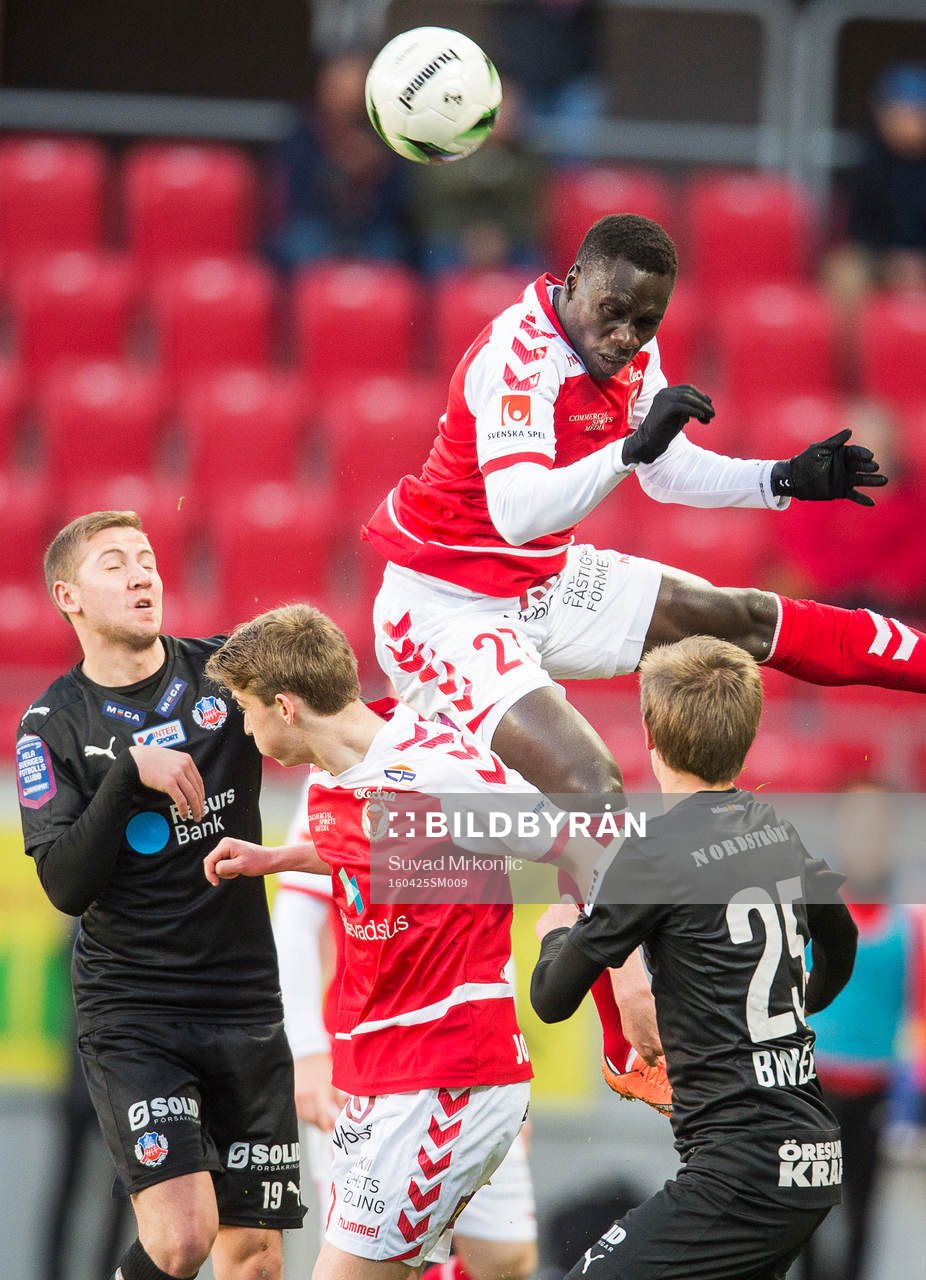 Kalmars Papa Alioune Diouf och Carl Johansson  i duell mot