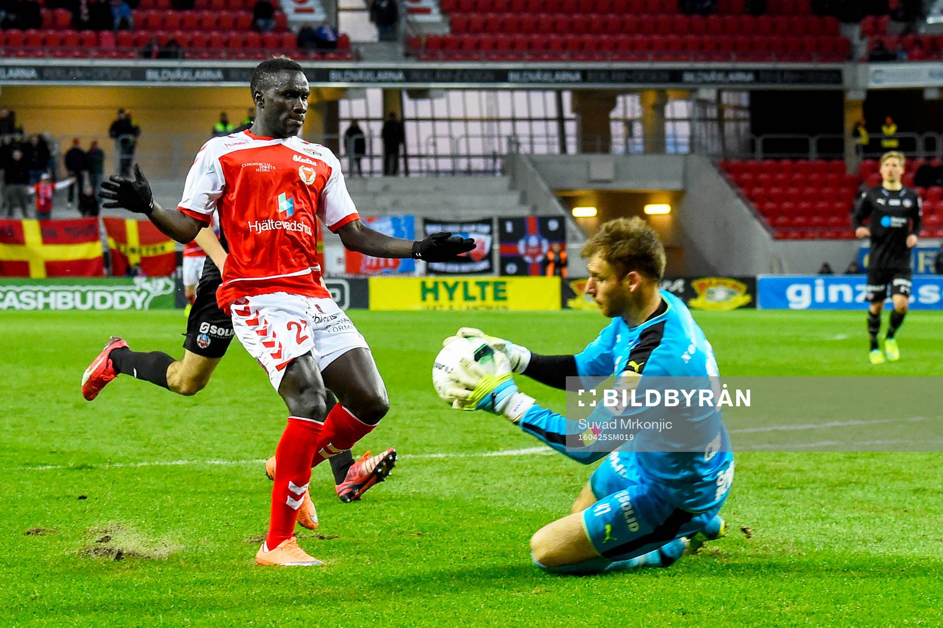 Kalmars Papa Alioune Diouf och Helsingborgs målvakt Tomer