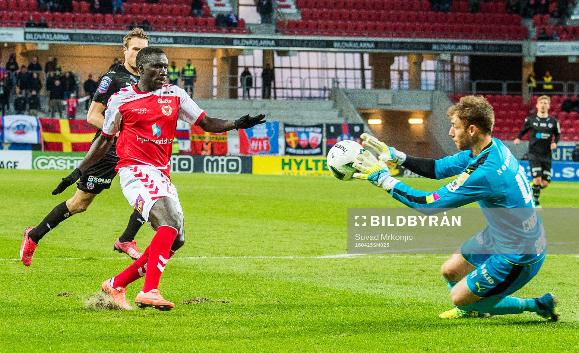 Kalmars Papa Alioune Diouf och Helsingborgs målvakt Tomer