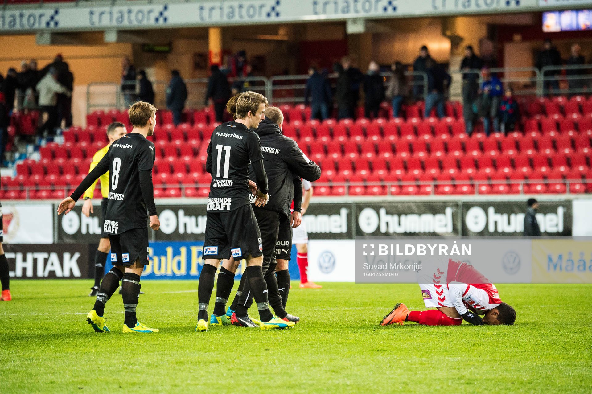 Helsingborgspelarna jublar medan Kalmars Lumala Abdu deppar