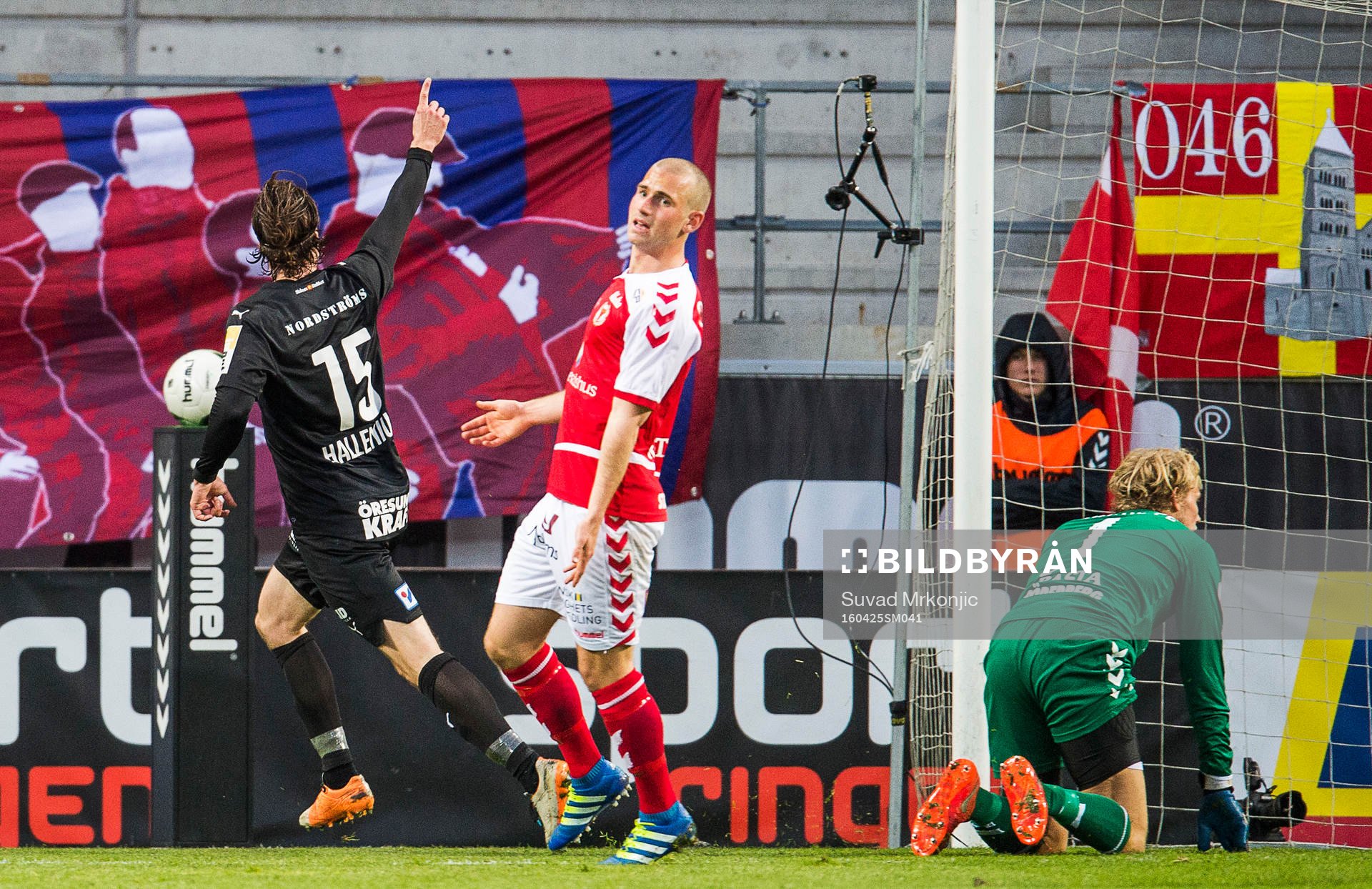 Helsingborgs Linus Hallenius jublar när han gör det