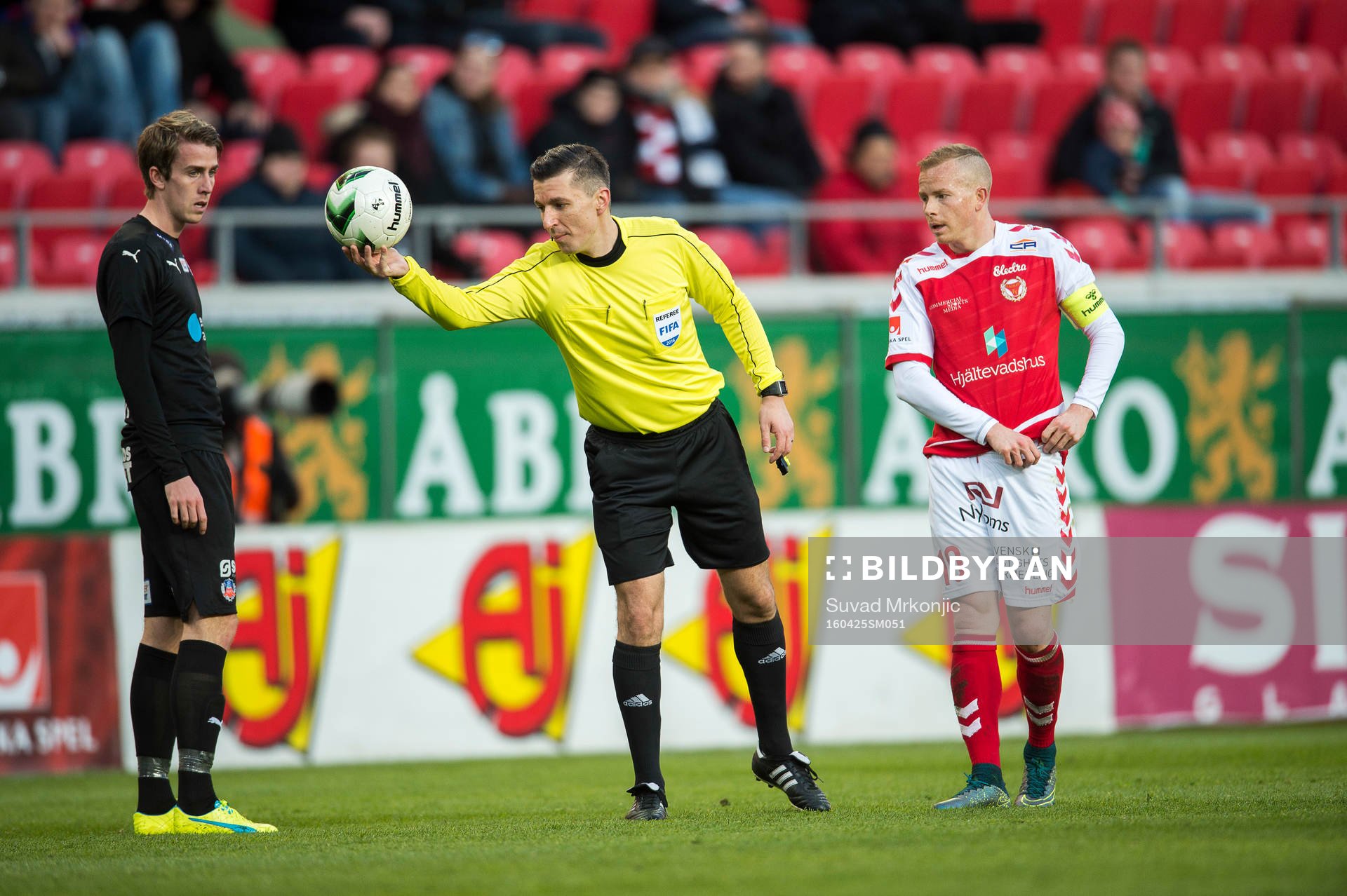 Domaren Bojan Pandzic samt Helsingborgs Adam Eriksson och