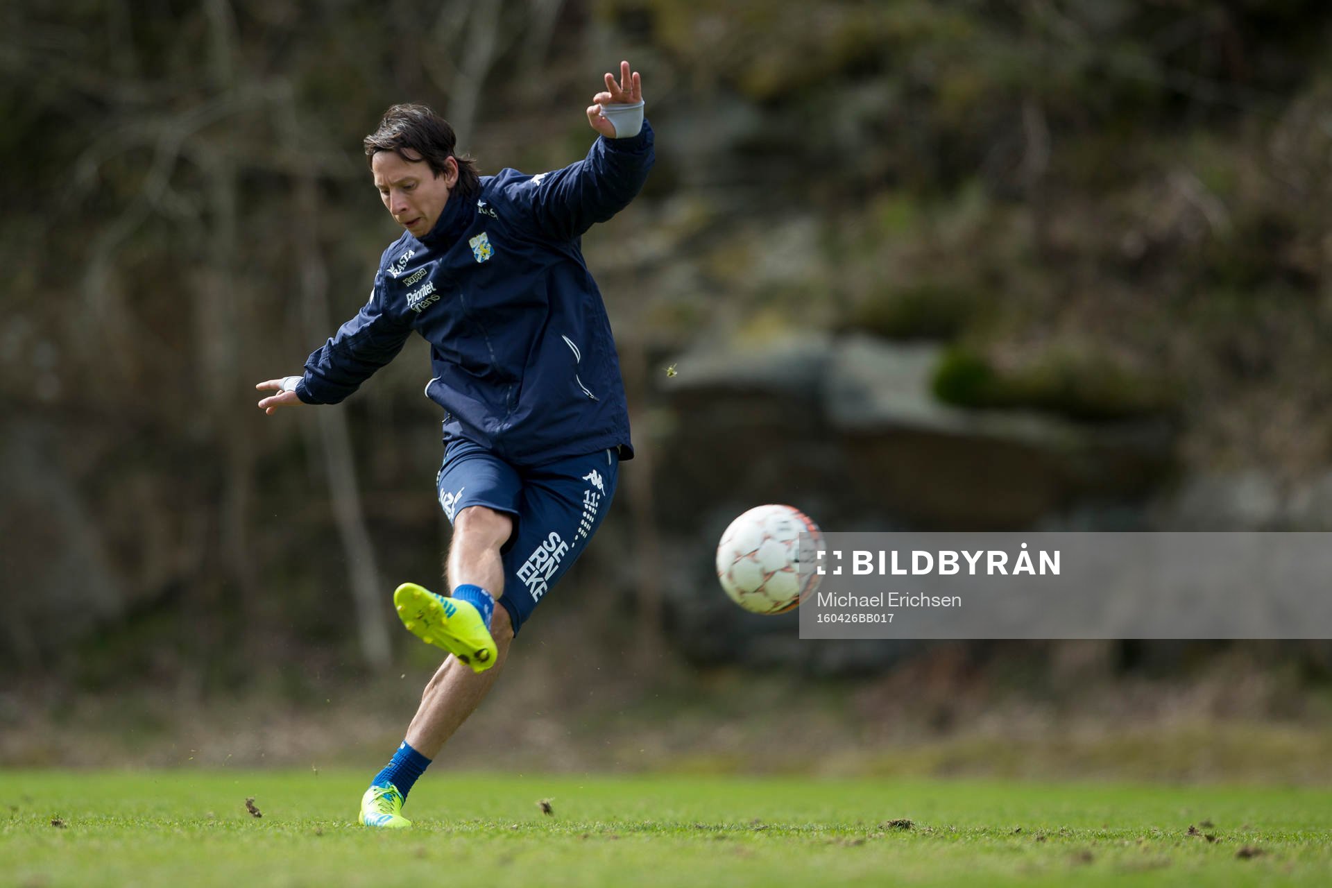 Martin Smedberg Dalence skjuter ett skott under en träning med IFK Göteborg den 26 april 2016 i Göteborg.