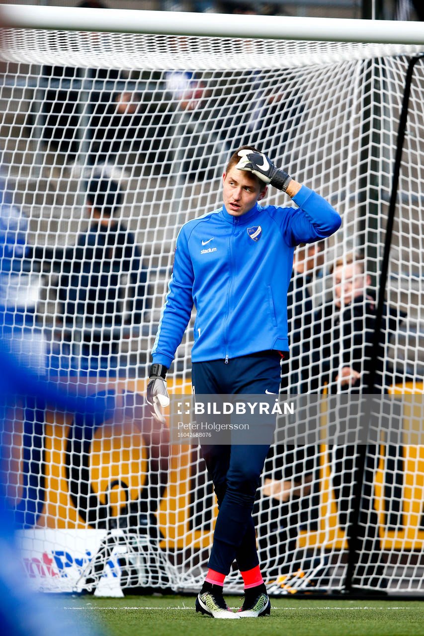 Norrköpings målvakt Andreas Vaikla värmer upp