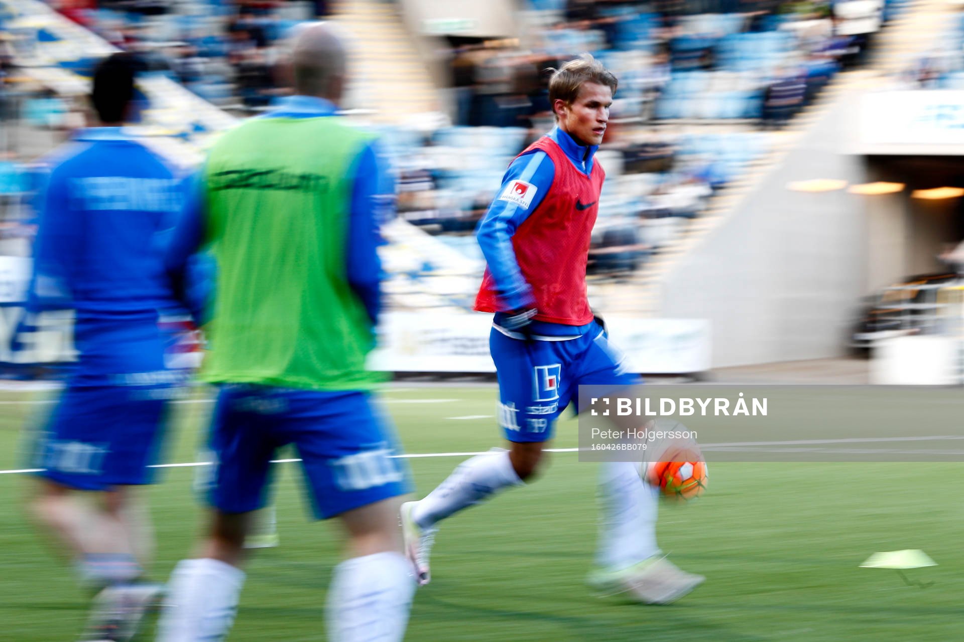 Norrköpings Sebastian Andersson värmer upp