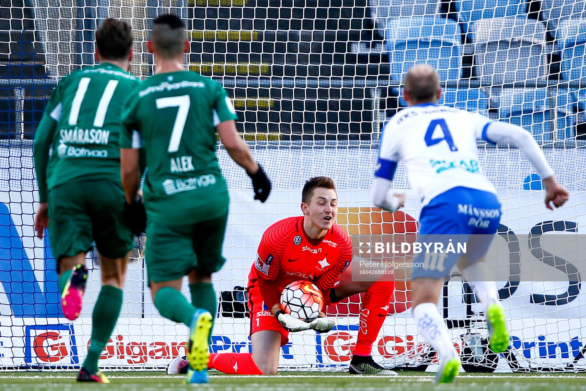 Norrköpings målvakt Andreas Vaikla räddar