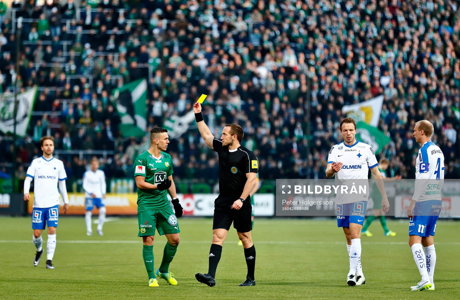 Hammarbys Alexssander Medeiros de Azeredo får gult kort av