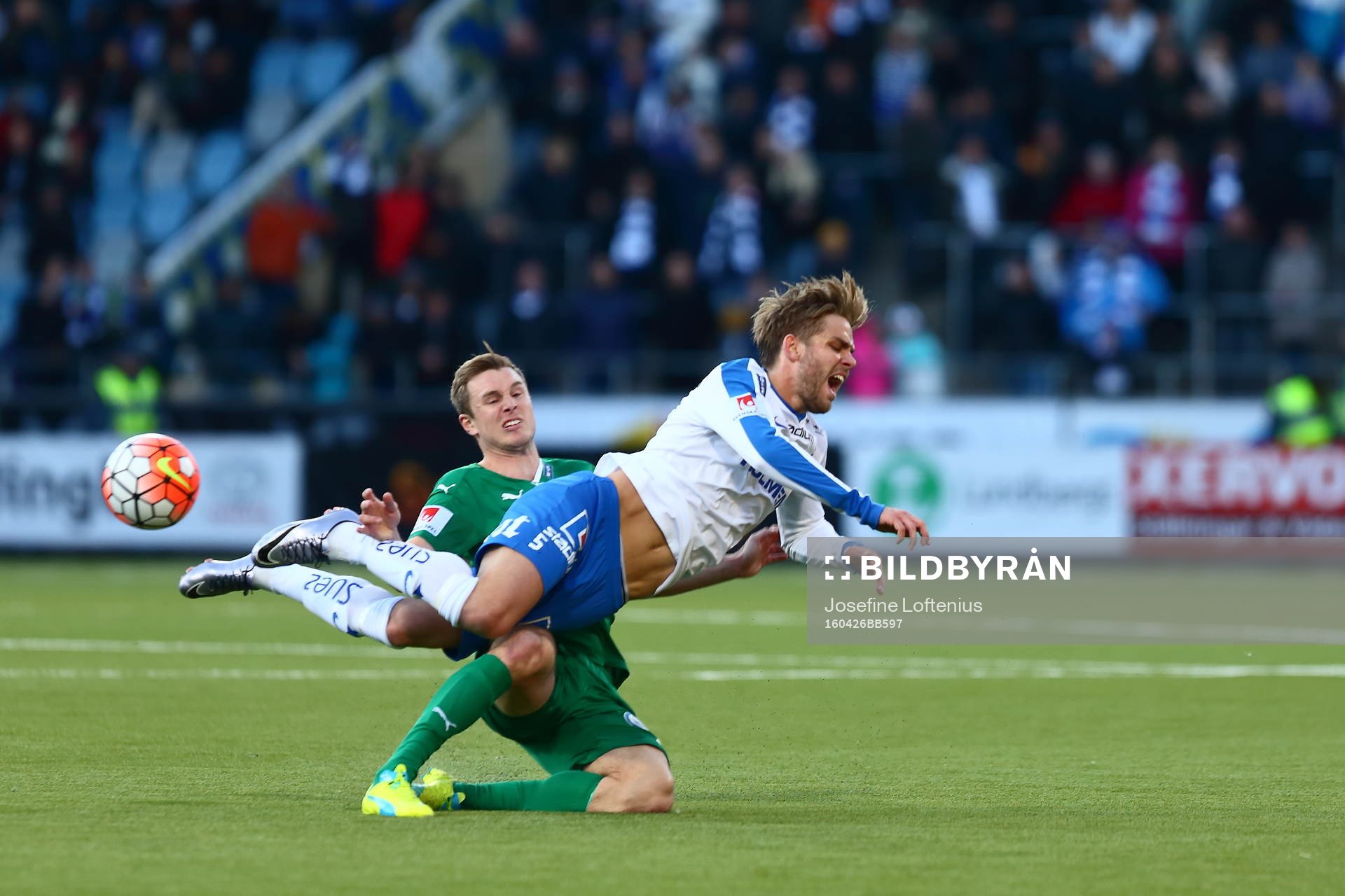 Norrköpings Christoffer Nyman ramlar över Hammarbyspelare