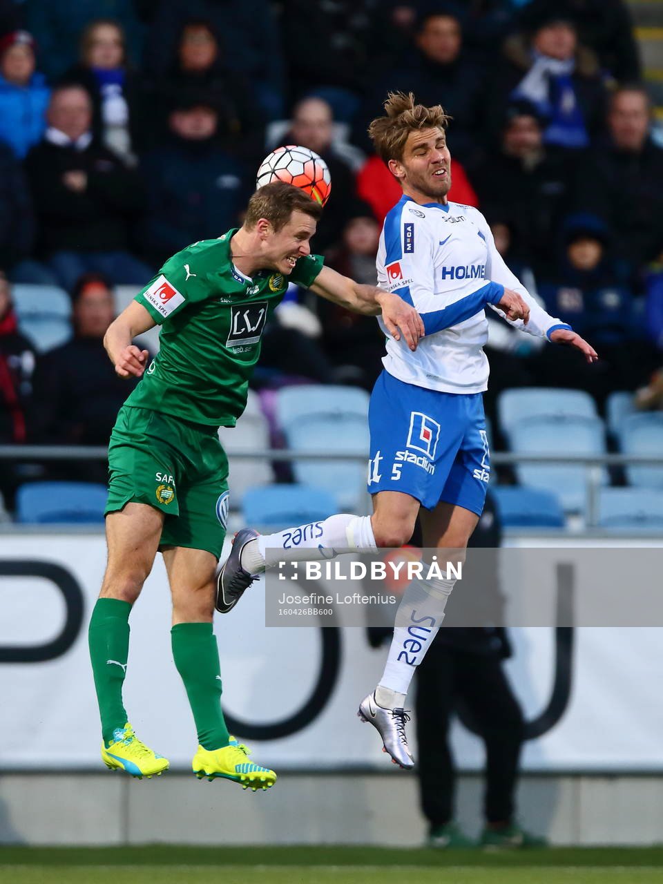 Hammarbys Richard Magyar och Norrköpings Christoffer Nyman i nickduell under fotbollsmatchen i Allsvenskan mellan Norrköping och Hammarby den 26 april 2016 i Norrköping.