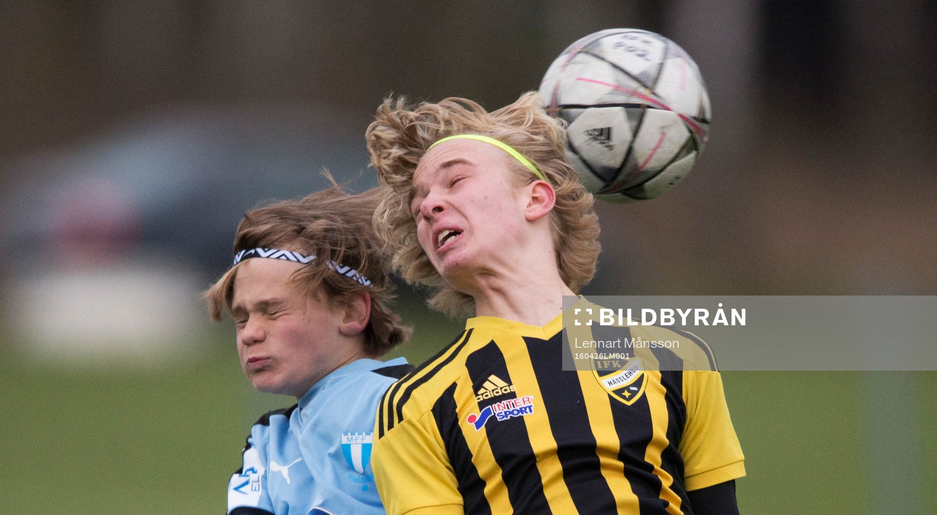IFK Hässleholms Victor Holmberg nickduellerar i matchen i