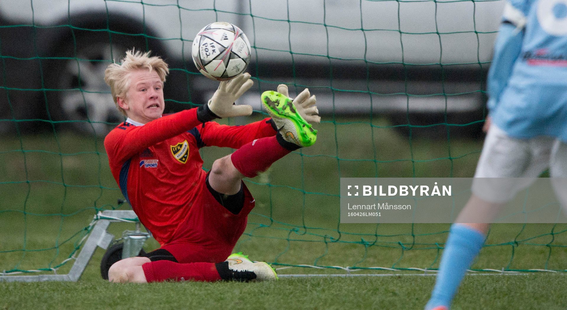IFK Hässleholms Jacob Holmberg räddar straff i straffavgörandet i matchen i DM för pojkar födda 2002 mellan IFK Hässleholm och Malmö FF i Hässleholm 26 april 2016.