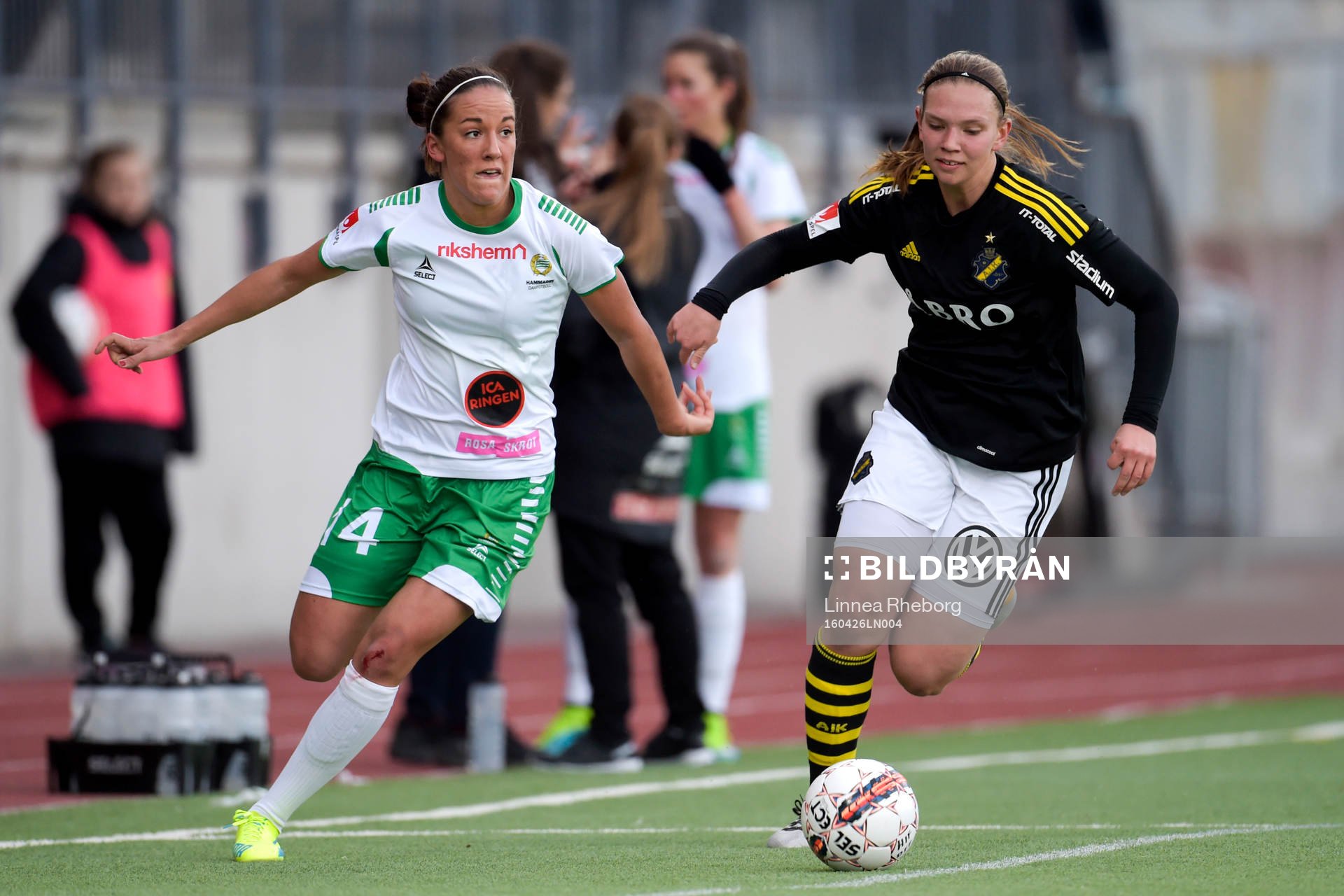 Hammarbys Anna Oscarsson och AIK:s Emelie Johansson under fotbollsmatchen i Elitettan mellan Hammarby och AIK den 26 april i Stockholm.