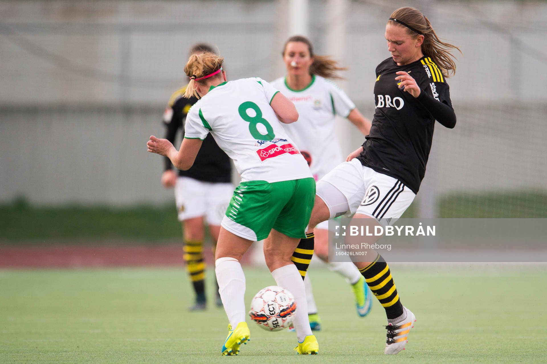 s Emelie Johansson och Hammarbys Frida Sjöberg i kamp om