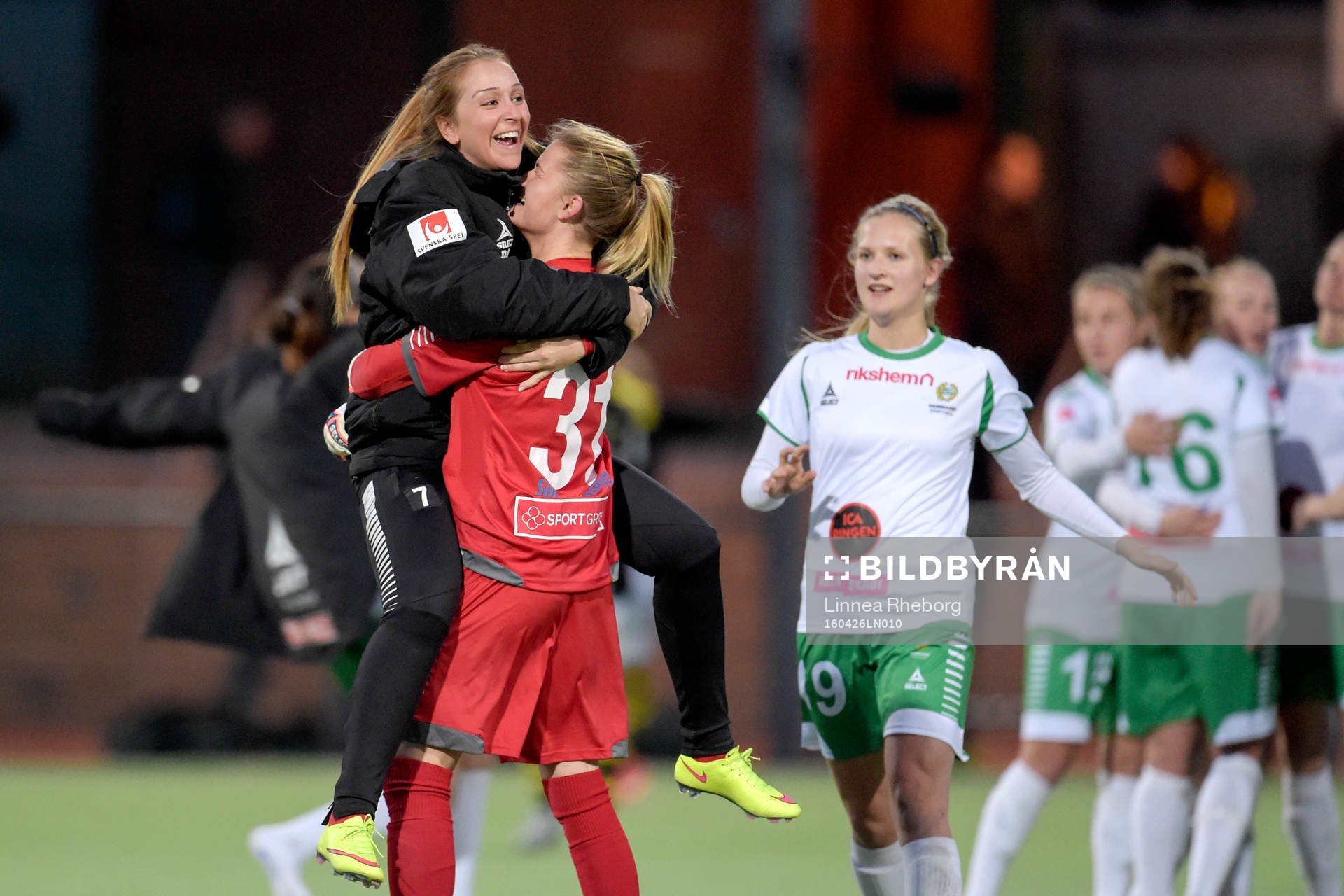 Hammarbys Cathrine Dahlström och målvakt Lina Ringshamre