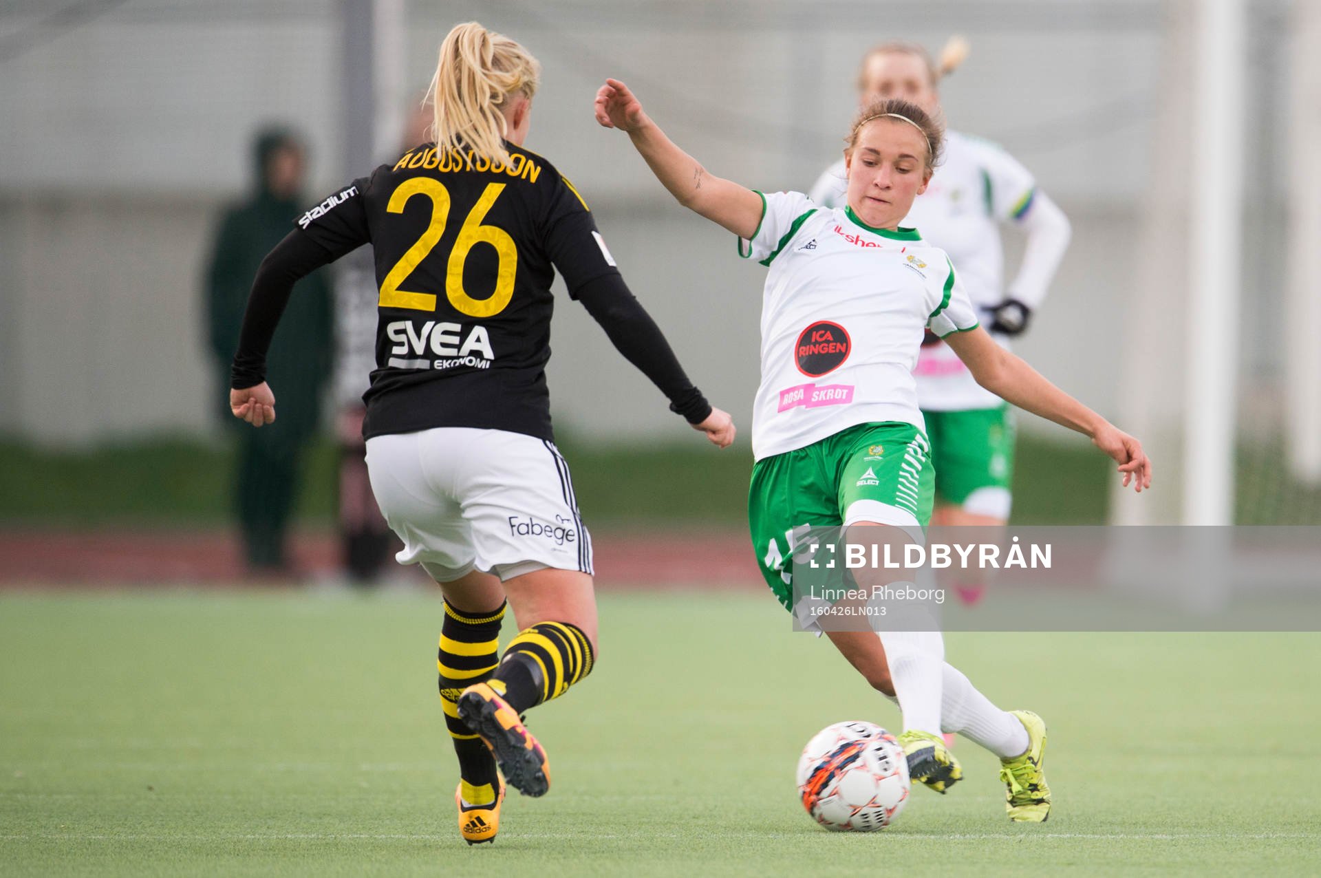Hammarbys Julia Zigiotti Olme och AIK:s Linda Augustsson under fotbollsmatchen i Elitettan mellan Hammarby och AIK den 26 april i Stockholm.