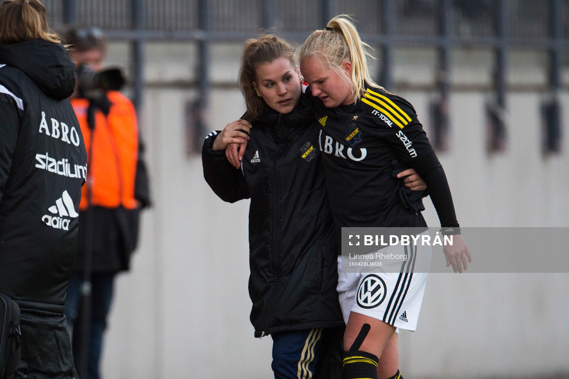 AIK:s Linda Augustsson kliver av planen skadad under fotbollsmatchen i Elitettan mellan Hammarby och AIK den 26 april i Stockholm.