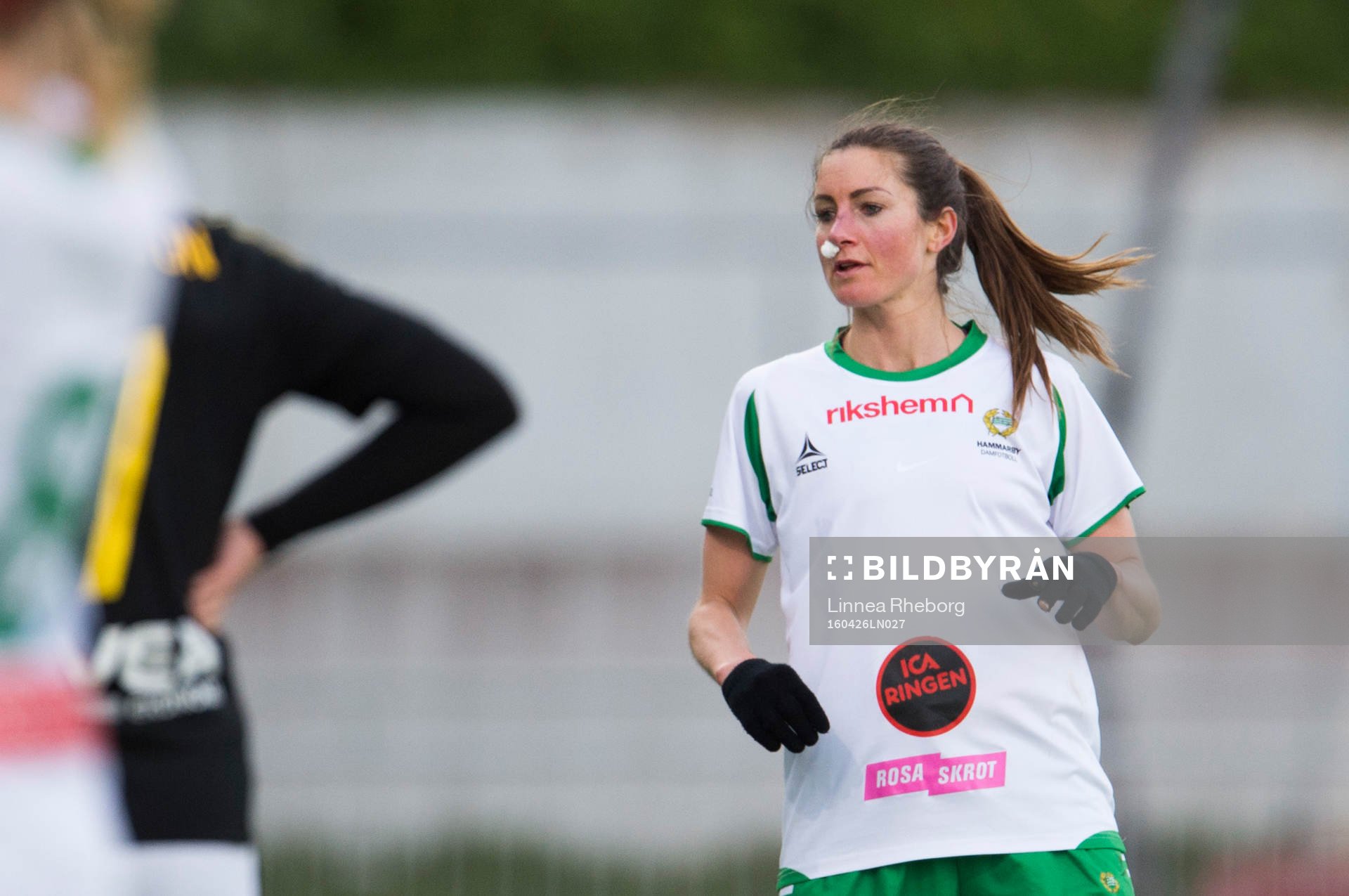 Hammarbys Madeleine Tegström blöder näsblod