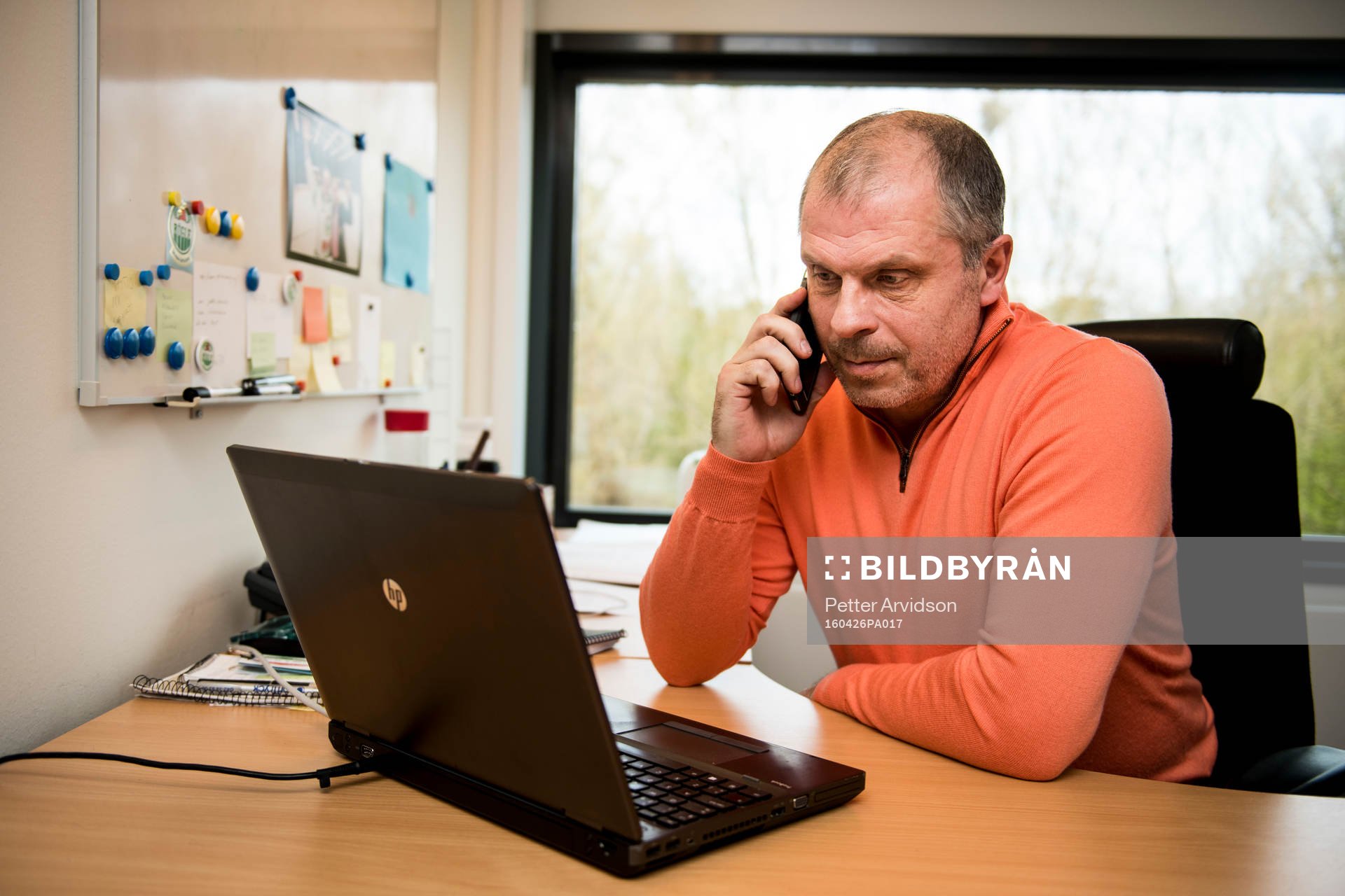 Rögles sportchef Anders Masken Carlsson på sitt kontor