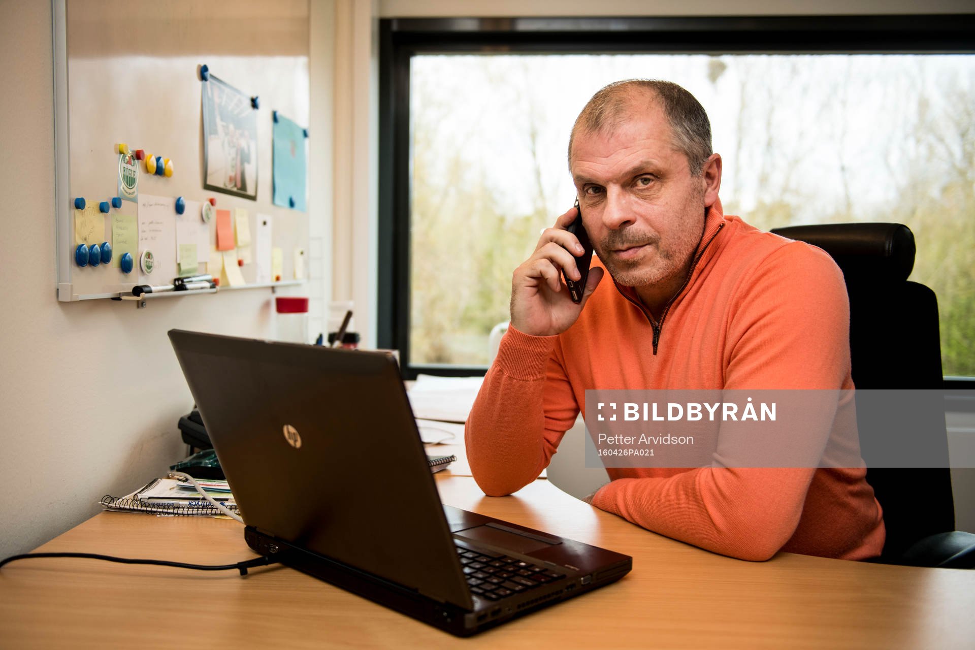 Rögles sportchef Anders Masken Carlsson på sitt kontor