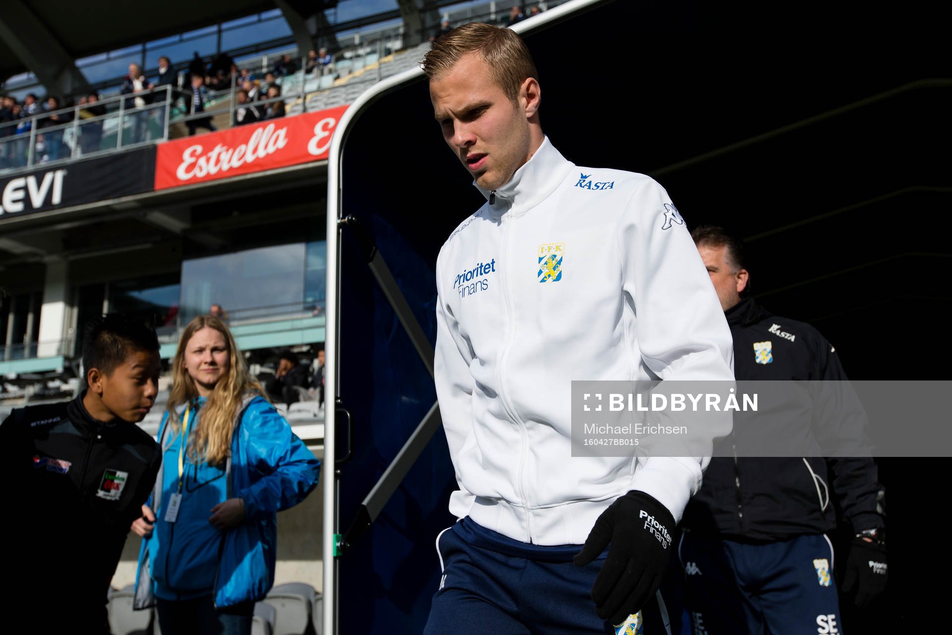 IFK Göteborgs Gustav Engvall på väg in för att värma