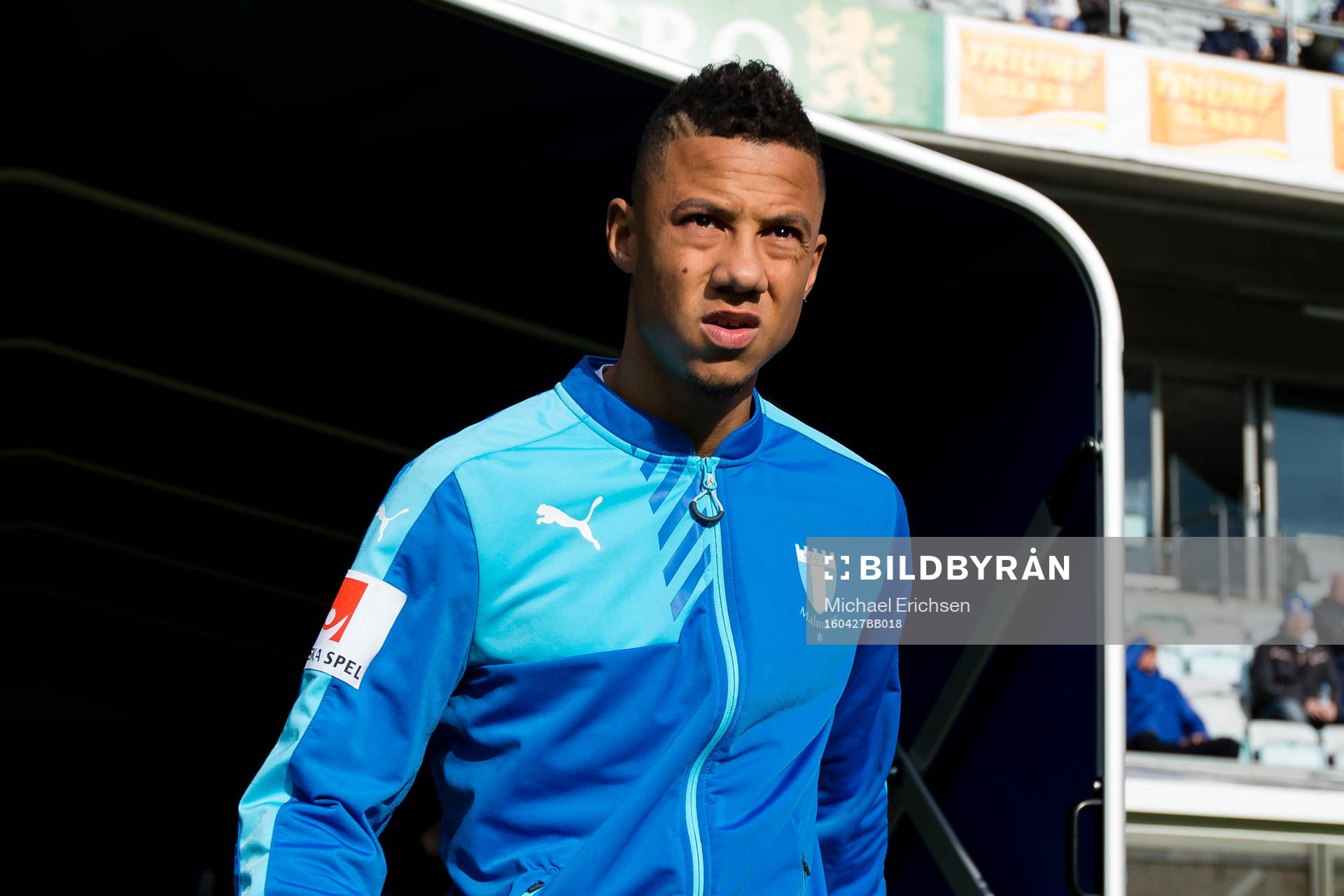 Malmö FFs Tobias Sana på väg in för att värma upp