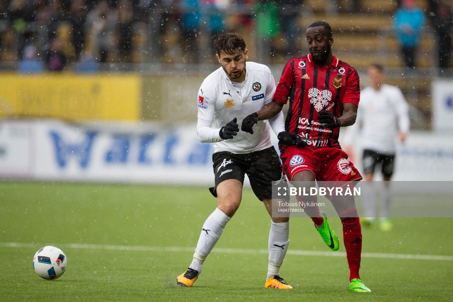 Östersunds Ronald Mukiibi mot Örebros försvarare