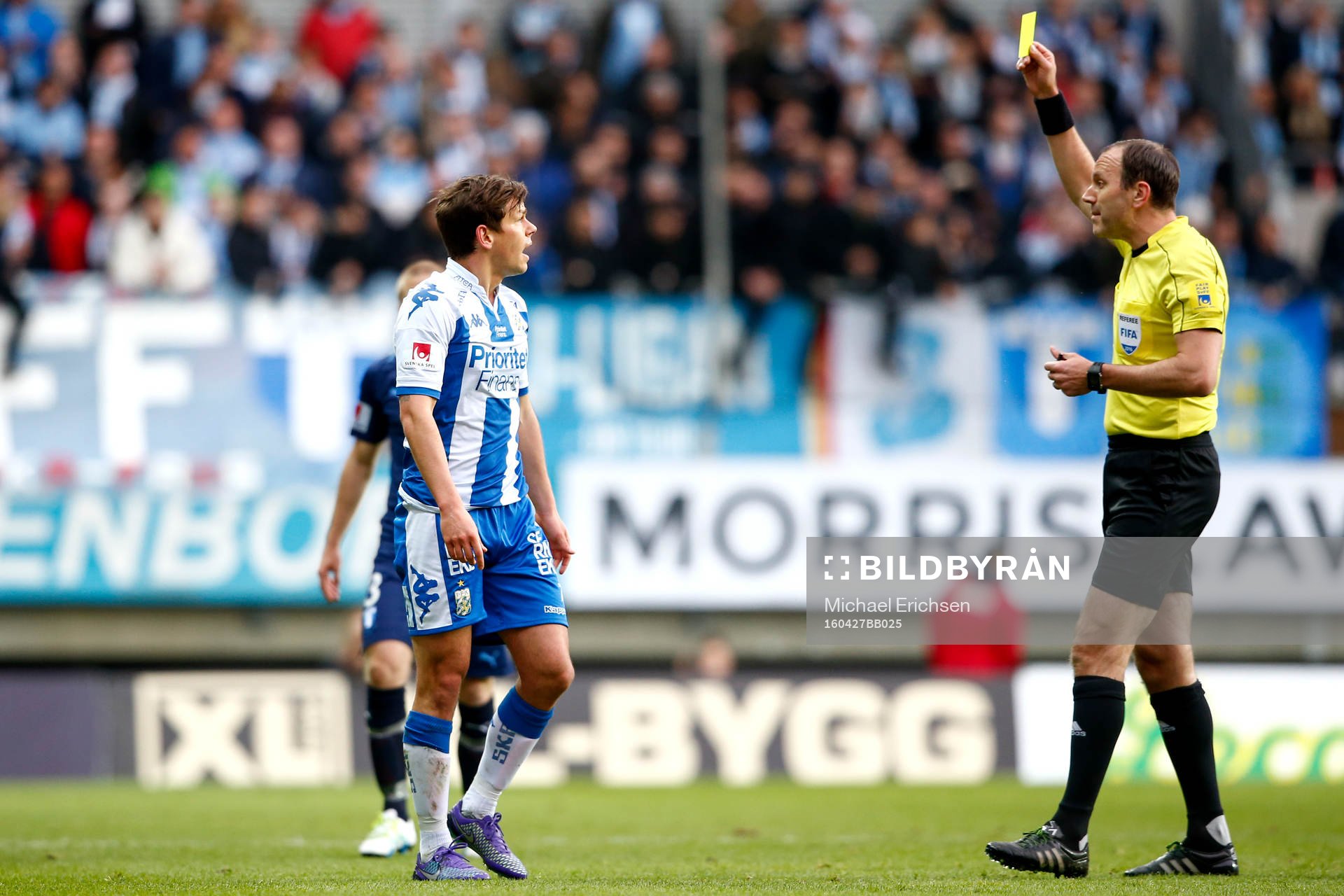 IFK Göteborgs Mads Albeck får gult kort av domaren Jonas