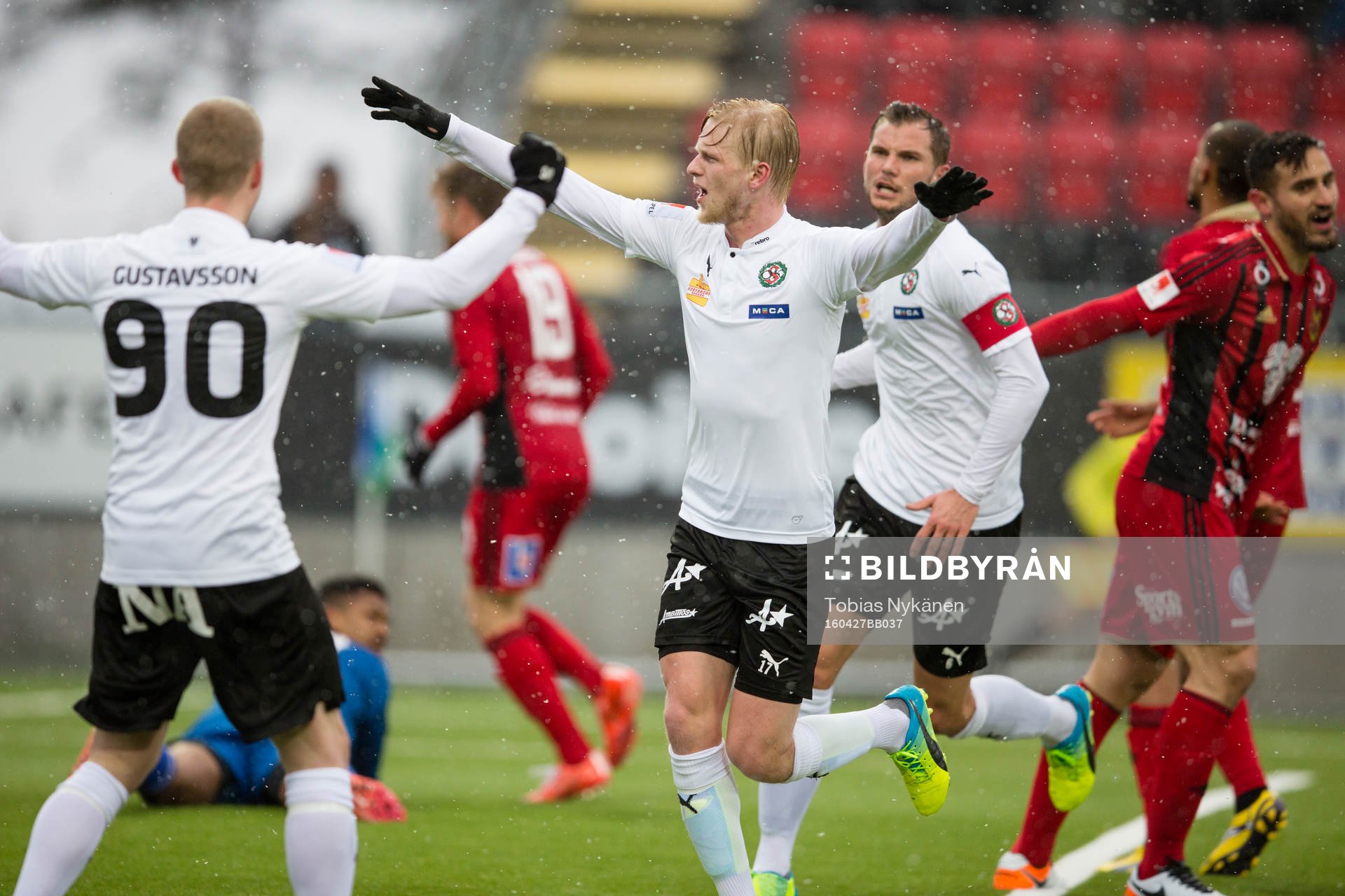Örebros Karl Holmberg jublar