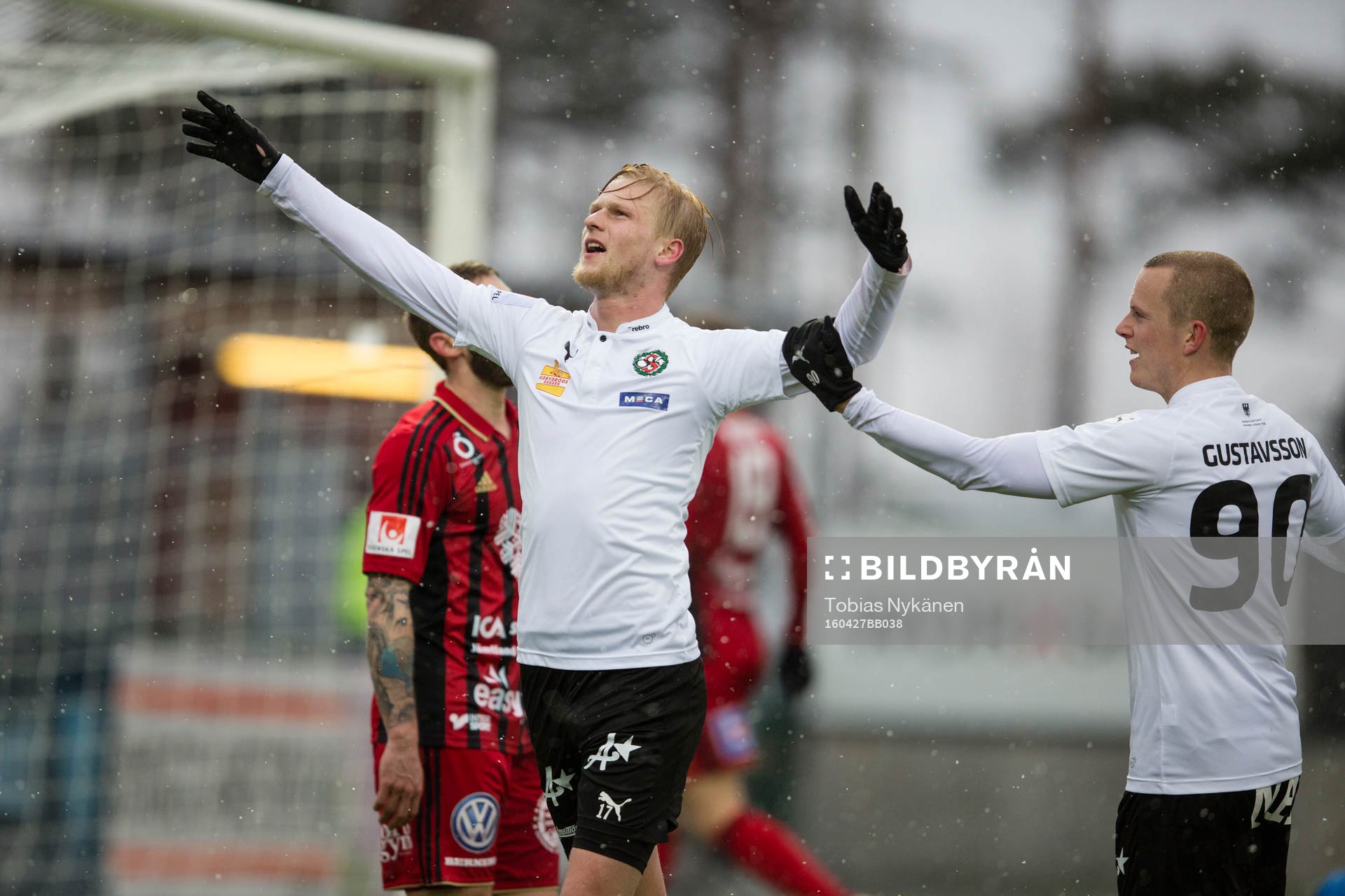 Örebros Karl Holmberg jublar